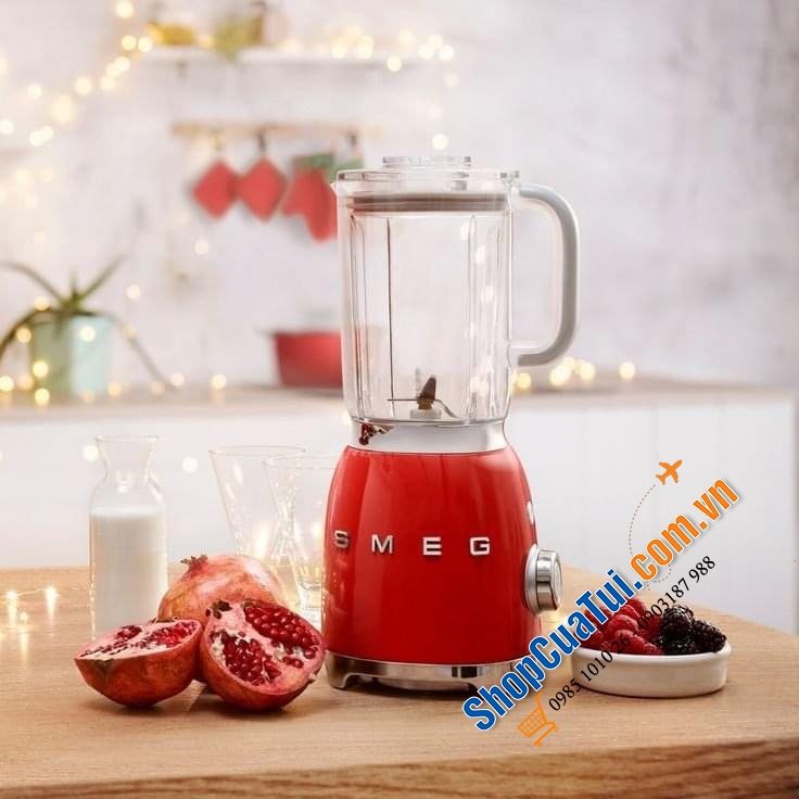 MÁY XAY SINH TỐ SMEG BLF01RDEU Red màu đỏ với thiết kế hiện đại, bắt mắt ngoài xay nhuyễn trái cây còn nghiền đá với động cơ mạnh mẽ, đem đến ly sinh tố nhuyễn mịn vừa ý