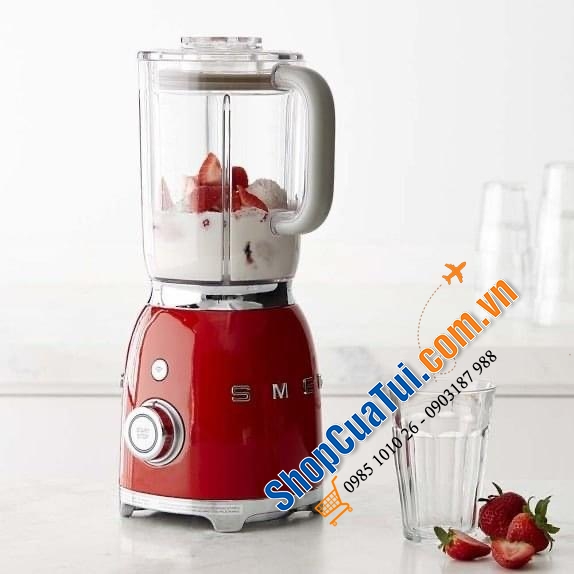 MÁY XAY SINH TỐ SMEG BLF01RDEU Red màu đỏ với thiết kế hiện đại, bắt mắt ngoài xay nhuyễn trái cây còn nghiền đá với động cơ mạnh mẽ, đem đến ly sinh tố nhuyễn mịn vừa ý