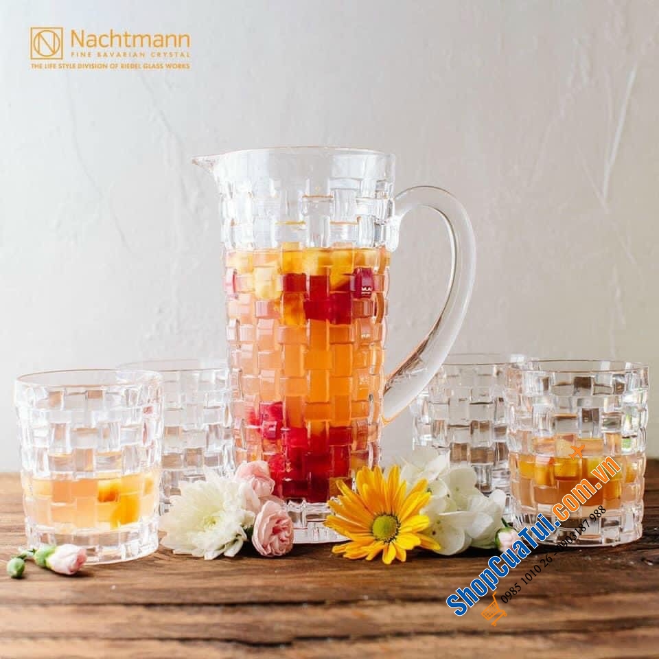 BÌNH ĐỰNG NƯỚC PHA LÊ NACHTMANN BOSSA NOVA 1,2L  thiết kế theo ô cờ đan xen tạo cảm giác trẻ trung cho người nhìn, có thể làm lọ hoa