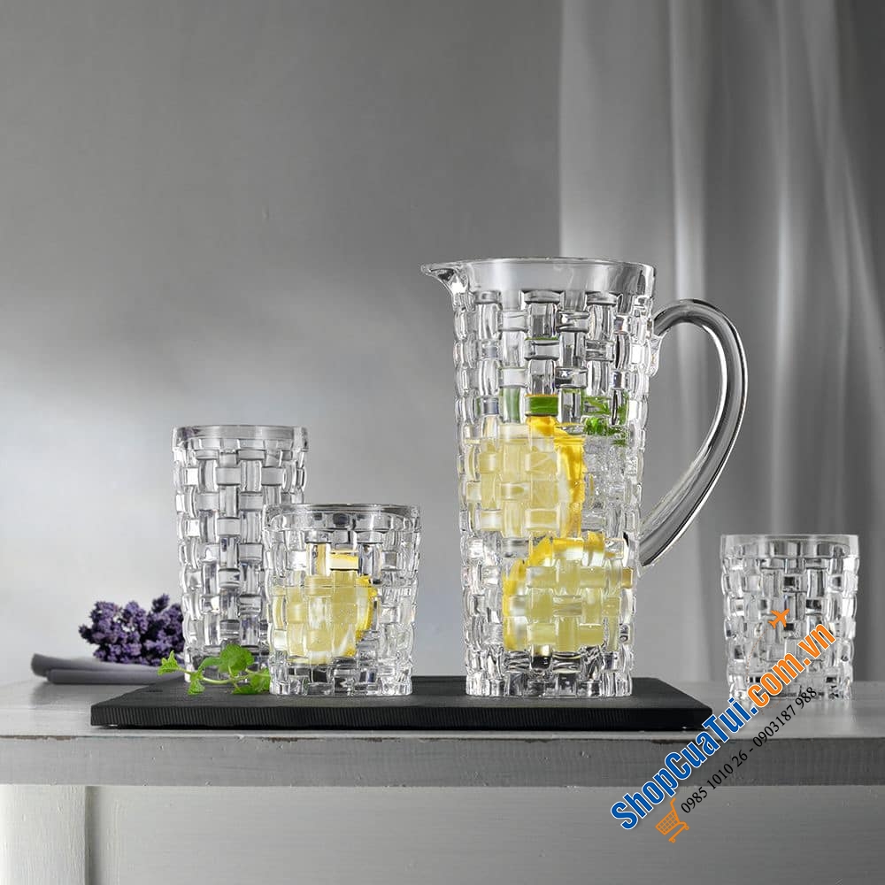 BÌNH ĐỰNG NƯỚC PHA LÊ NACHTMANN BOSSA NOVA 1,2L  thiết kế theo ô cờ đan xen tạo cảm giác trẻ trung cho người nhìn, có thể làm lọ hoa