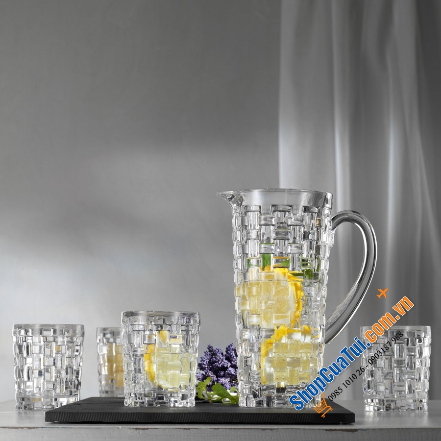 BÌNH ĐỰNG NƯỚC PHA LÊ NACHTMANN BOSSA NOVA 1,2L  thiết kế theo ô cờ đan xen tạo cảm giác trẻ trung cho người nhìn, có thể làm lọ hoa
