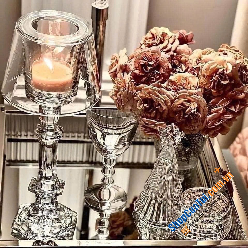 Đèn nến Dublin Candle Lamp with Glass Shade - Đèn nến Goldinger màu khói và màu đỏ siêu hot được thiết kế theo phong cách cổ điển tăng thêm vẻ sang trọng cho không gian sống