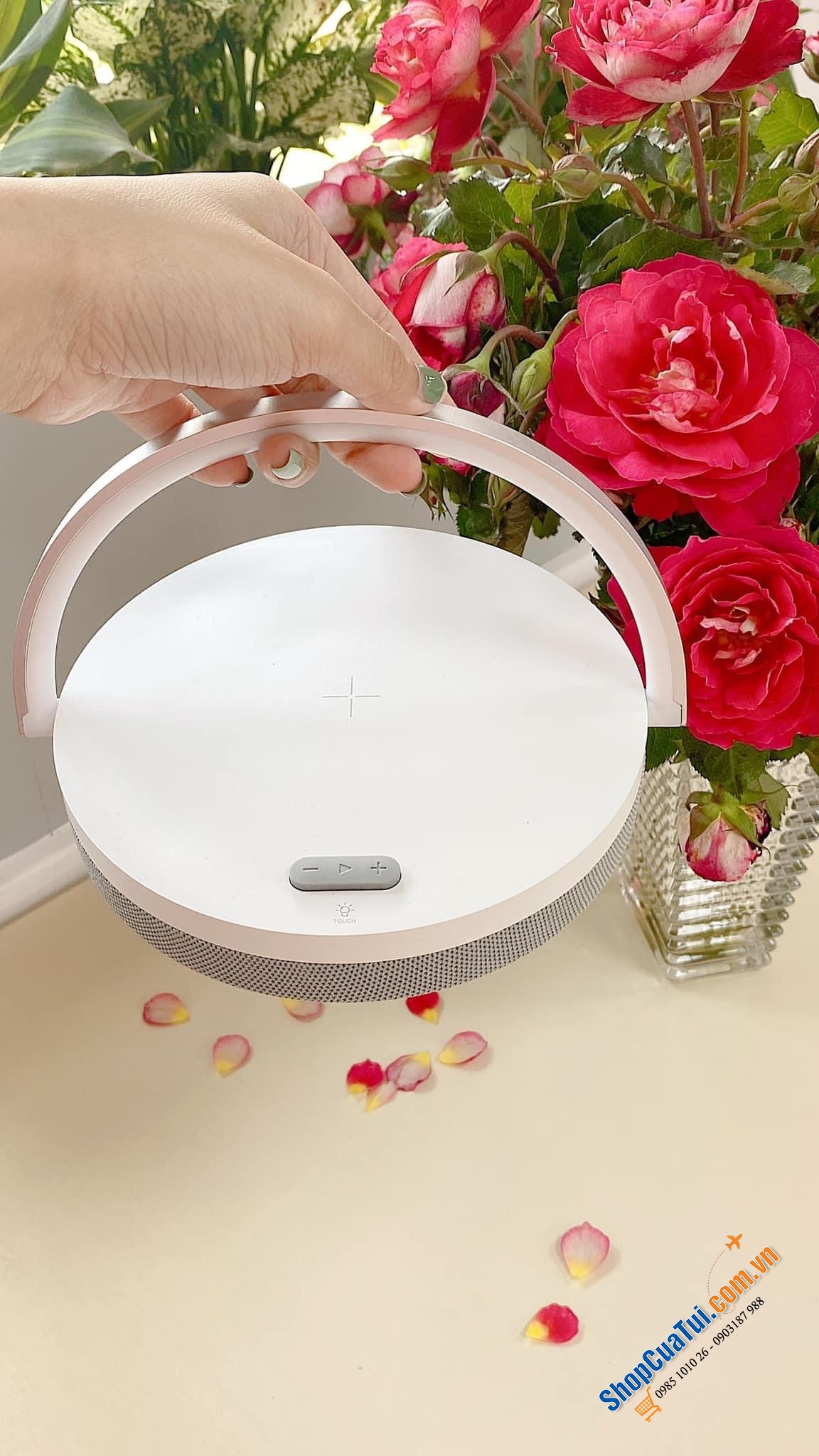 Đi camping hay du lịch ngoài biển, có ĐÈN LED BLUETOOTH SPEAKER 3in1 - Vừa là Loa Không Dây lại còn tích hợp Sạc và Đèn ngủ cảm biến thì chill hết nấc