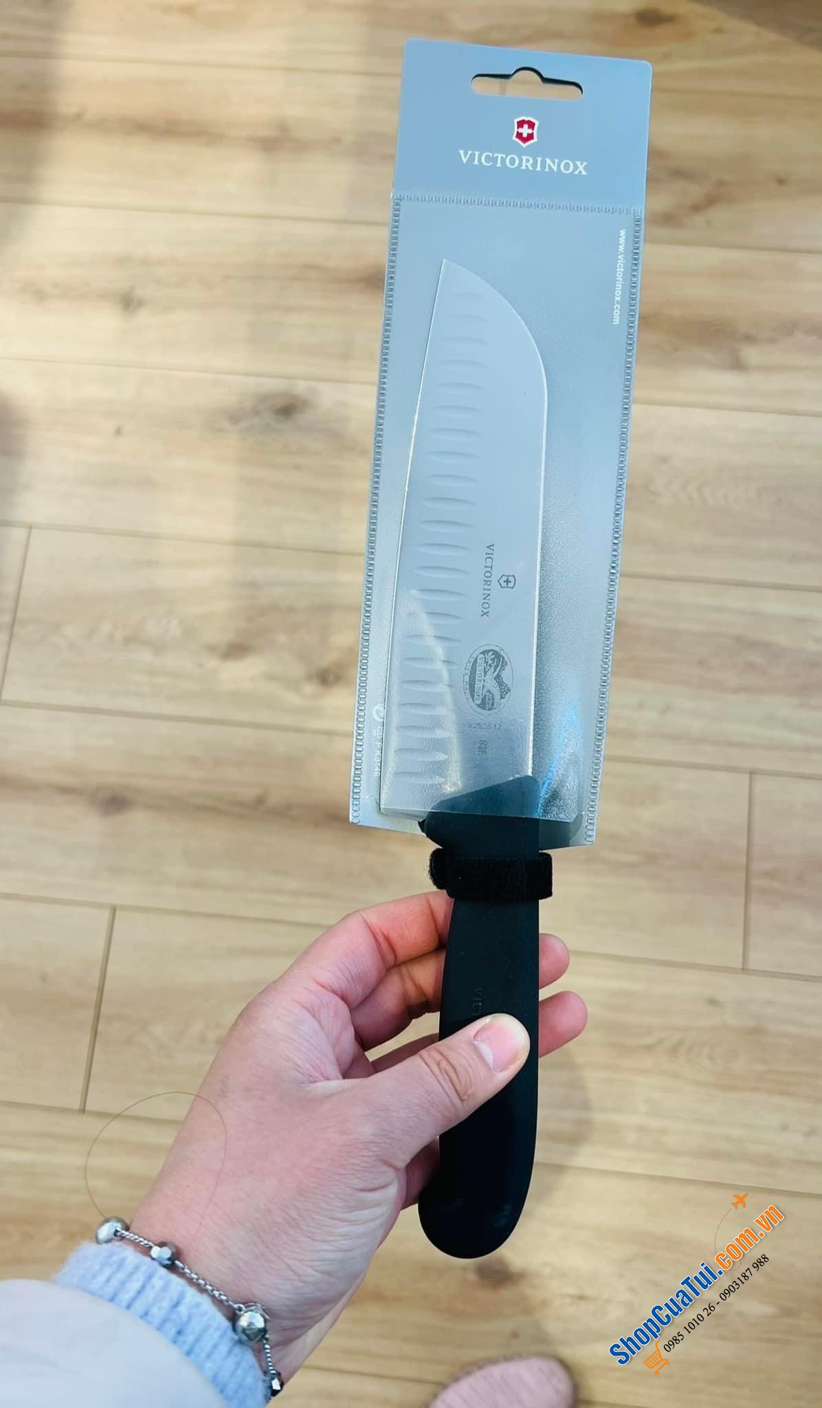 Dao thái không bám dính của Victorinox là lựa chọn số 1 của các mẹ YÊU BẾP - Dao nhà bếp, dao thái thịt Victorinox Santoku 17cm cạnh sáo - BST Swiss Classic (Thụy Sỹ).
