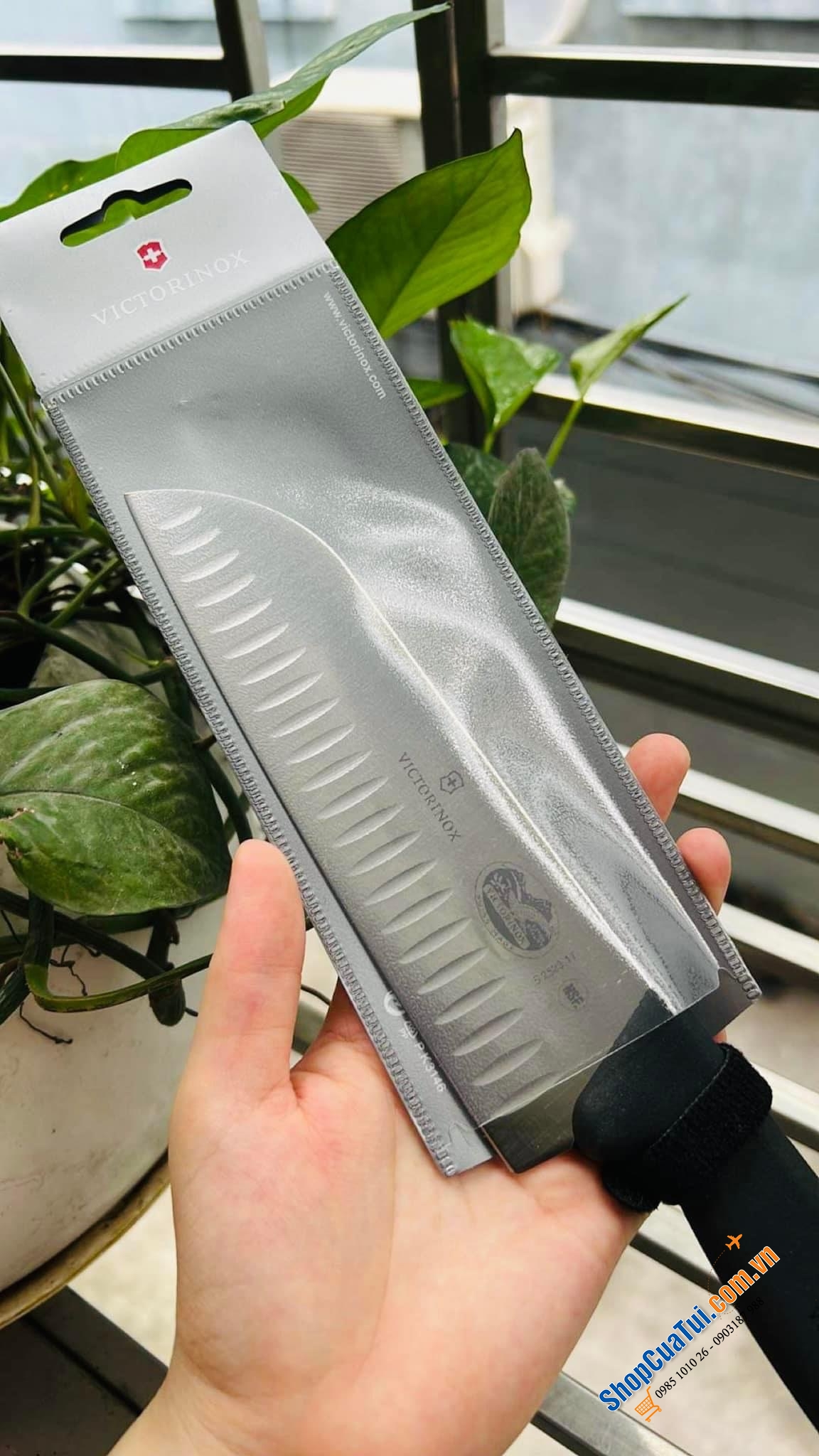 Dao thái không bám dính của Victorinox là lựa chọn số 1 của các mẹ YÊU BẾP - Dao nhà bếp, dao thái thịt Victorinox Santoku 17cm cạnh sáo - BST Swiss Classic (Thụy Sỹ).