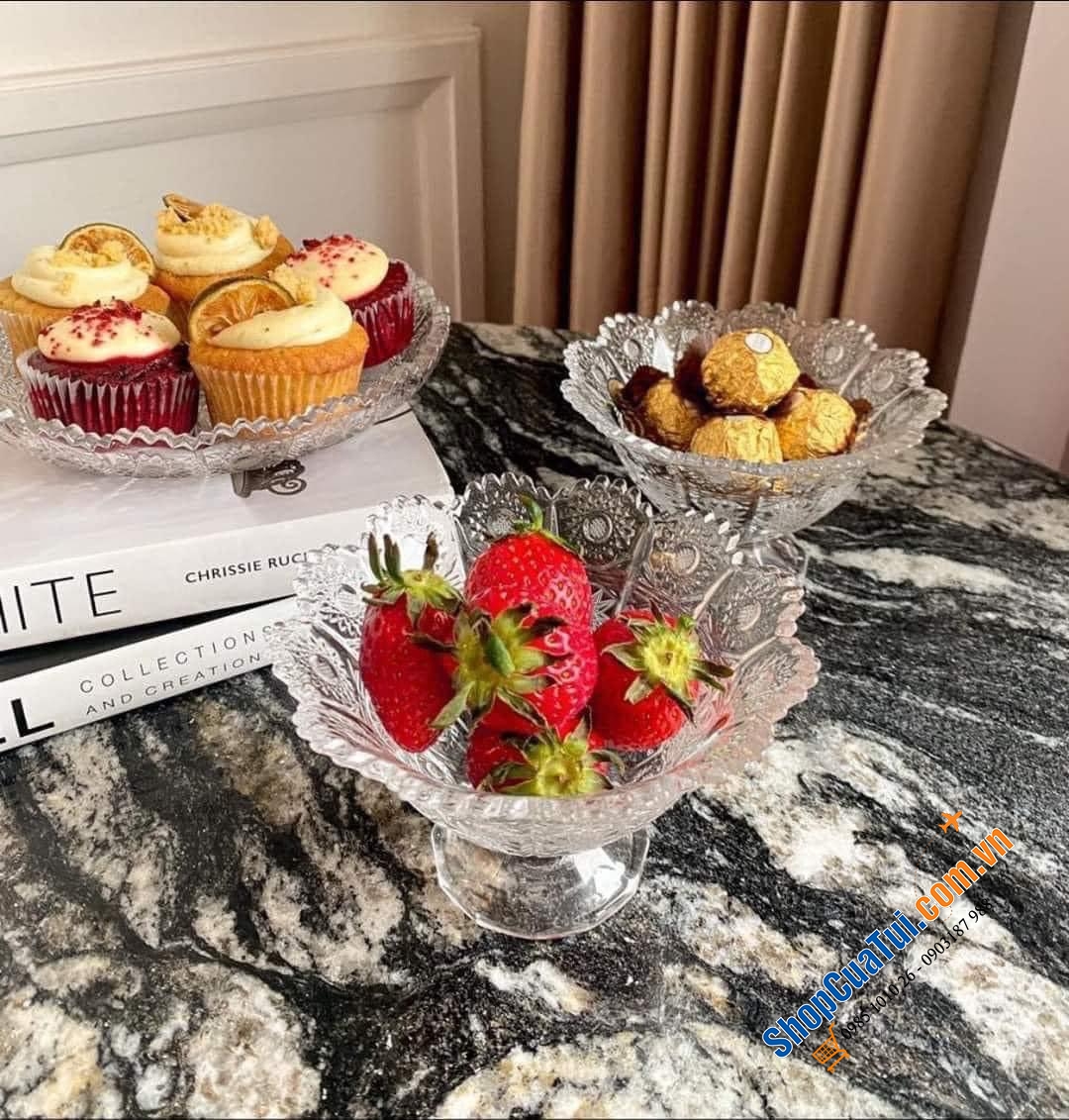 Bát pha lê mài có chân Bohemia đường kính 13cm.