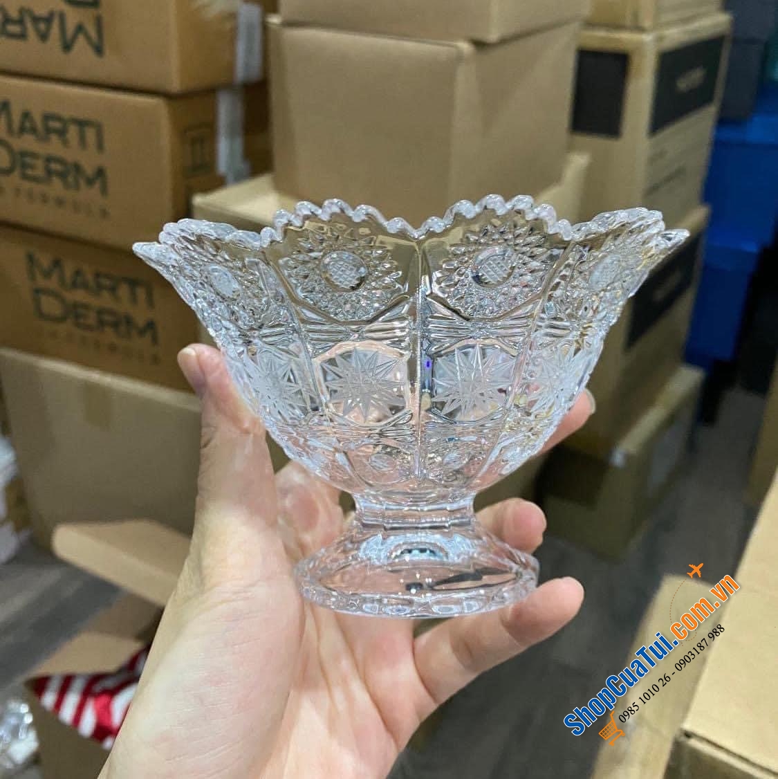 Bát pha lê mài có chân Bohemia đường kính 13cm.