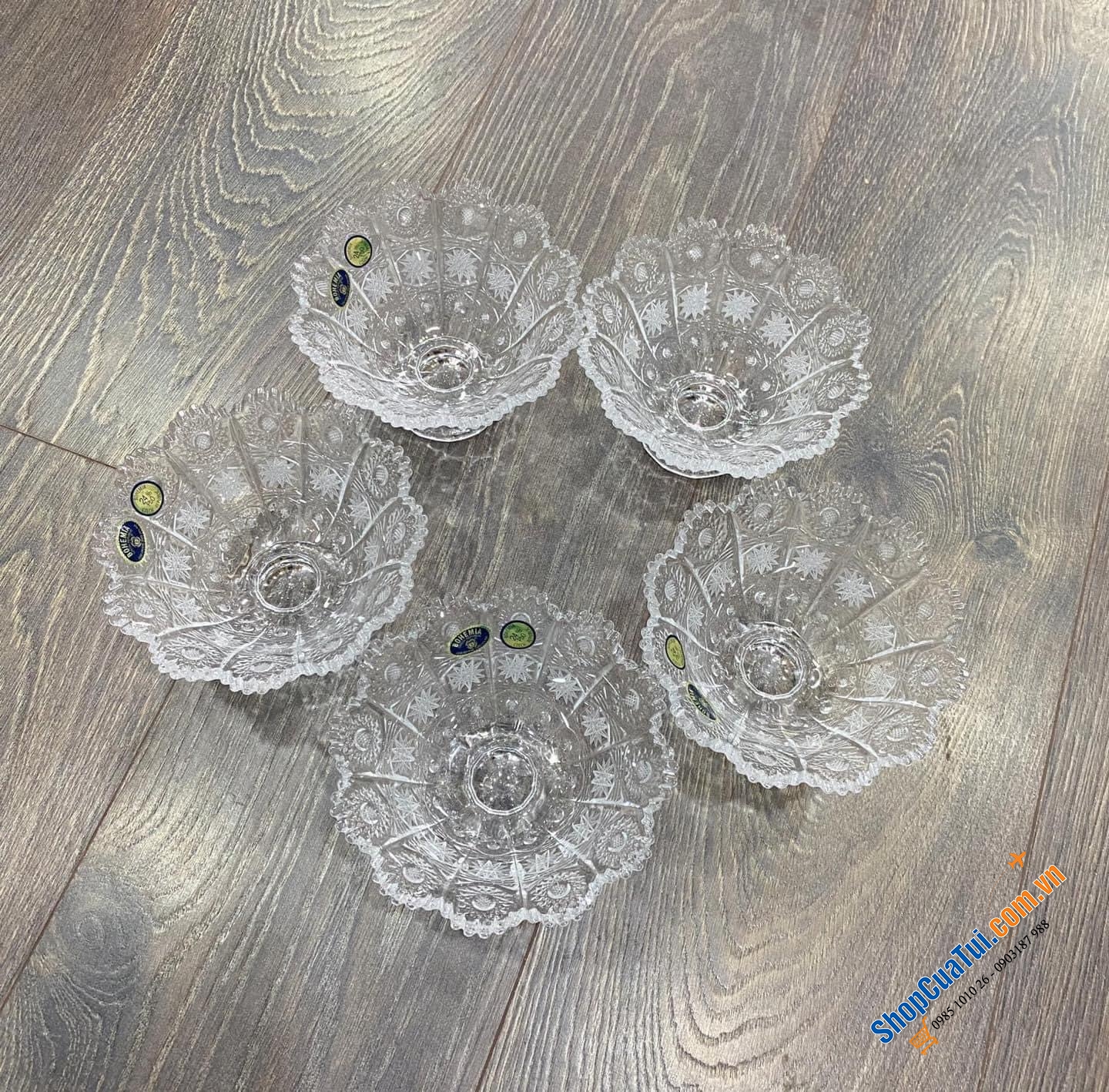 Bát pha lê mài có chân Bohemia đường kính 13cm.