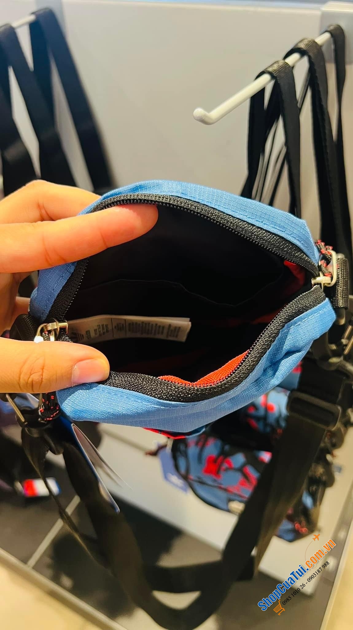 TÚI CHÉO CHO CÁC ANH HOẠ TIẾT DẰN DI XANH ĐỎ ADIDAS.