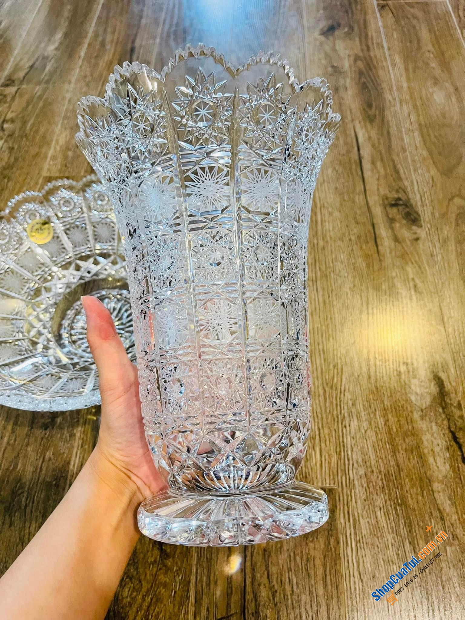 Combo pha lê mài M57 Bohemia gồm 1 lọ hoa cao 25,5cm và 1 mâm bồng dk 25,5 cm sang trọng, thanh thoát được thiết kế theo phong cách Châu Âu - Lọ hoa pha lê Bohemia cao 25,5cm.