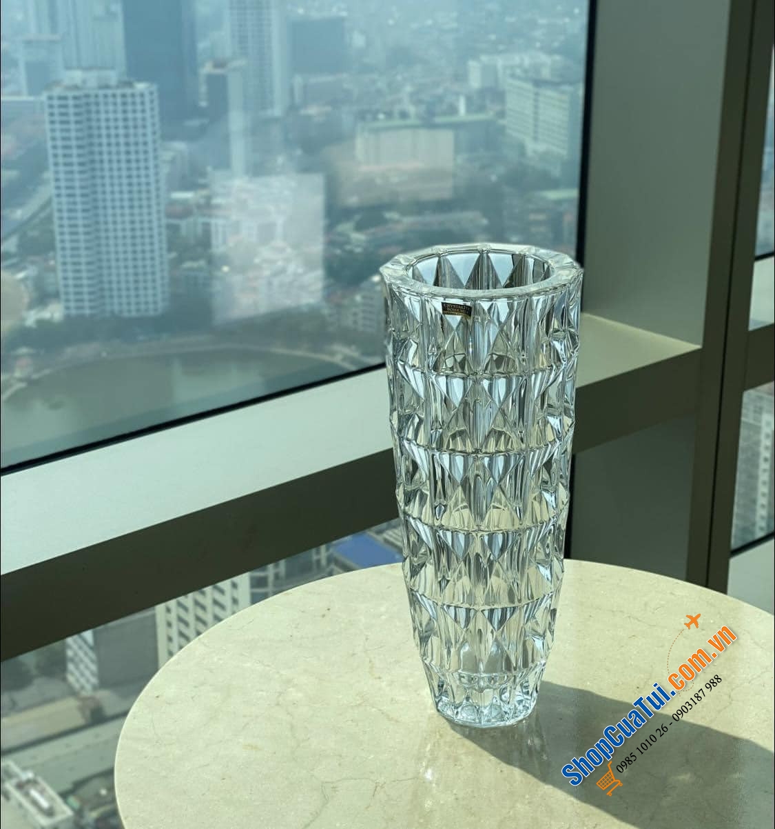BÌNH HOA PHA LÊ BOHEMIA DIAMOND 33CM thiết kế tinh khiết và tươi sáng kết hợp với đường cắt tạo hình kim cương bắt sáng và vô cùng nổi bật, trang nhã