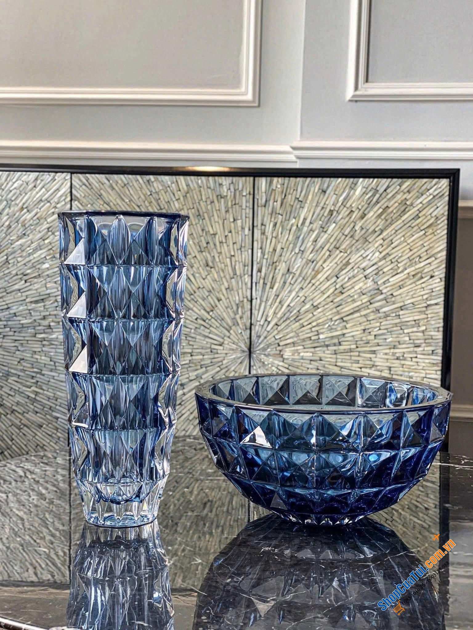 BÌNH HOA PHA LÊ BOHEMIA DIAMOND 33CM thiết kế tinh khiết và tươi sáng kết hợp với đường cắt tạo hình kim cương bắt sáng và vô cùng nổi bật, trang nhã