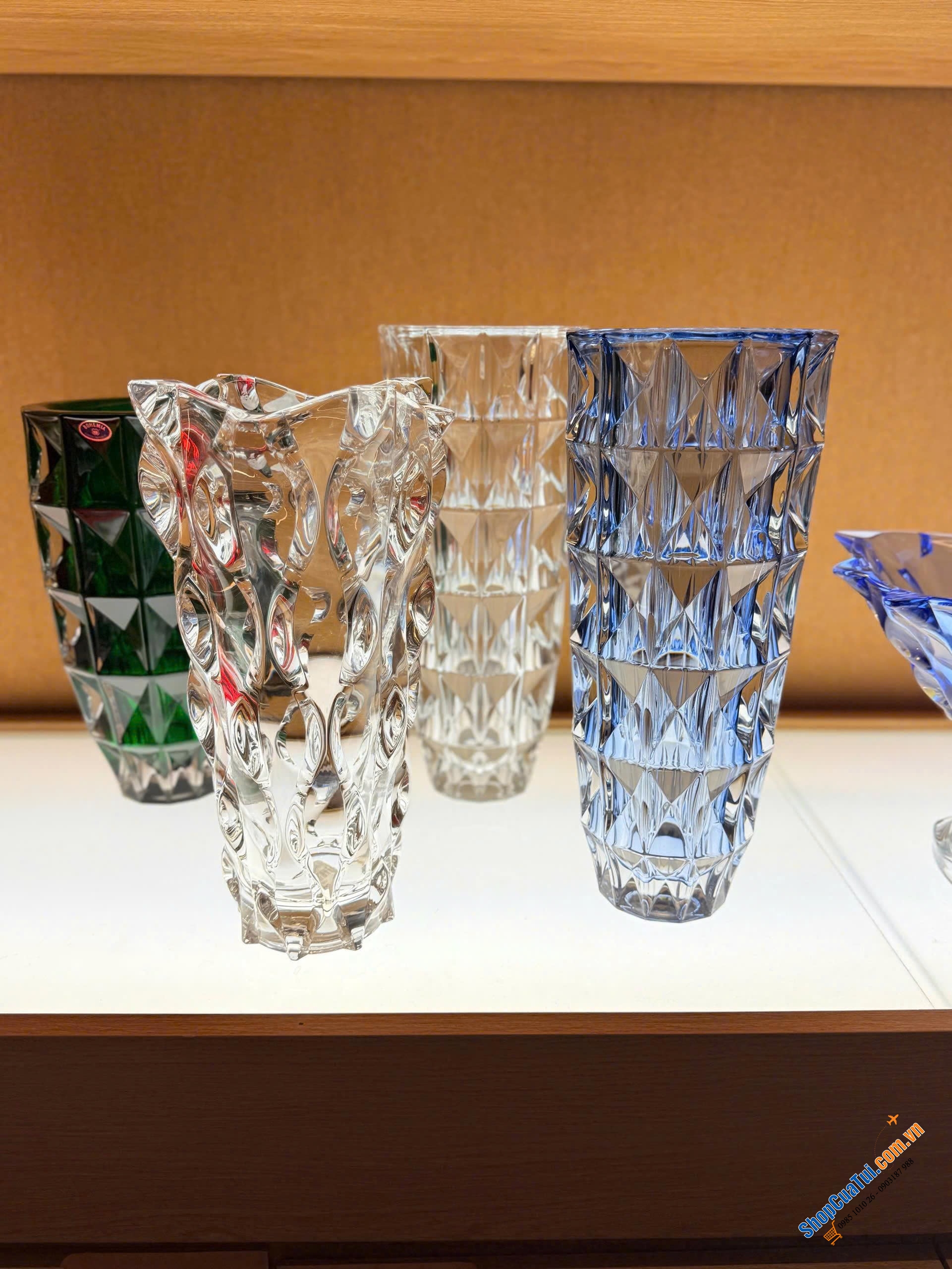 BÌNH HOA PHA LÊ BOHEMIA DIAMOND 33CM thiết kế tinh khiết và tươi sáng kết hợp với đường cắt tạo hình kim cương bắt sáng và vô cùng nổi bật, trang nhã