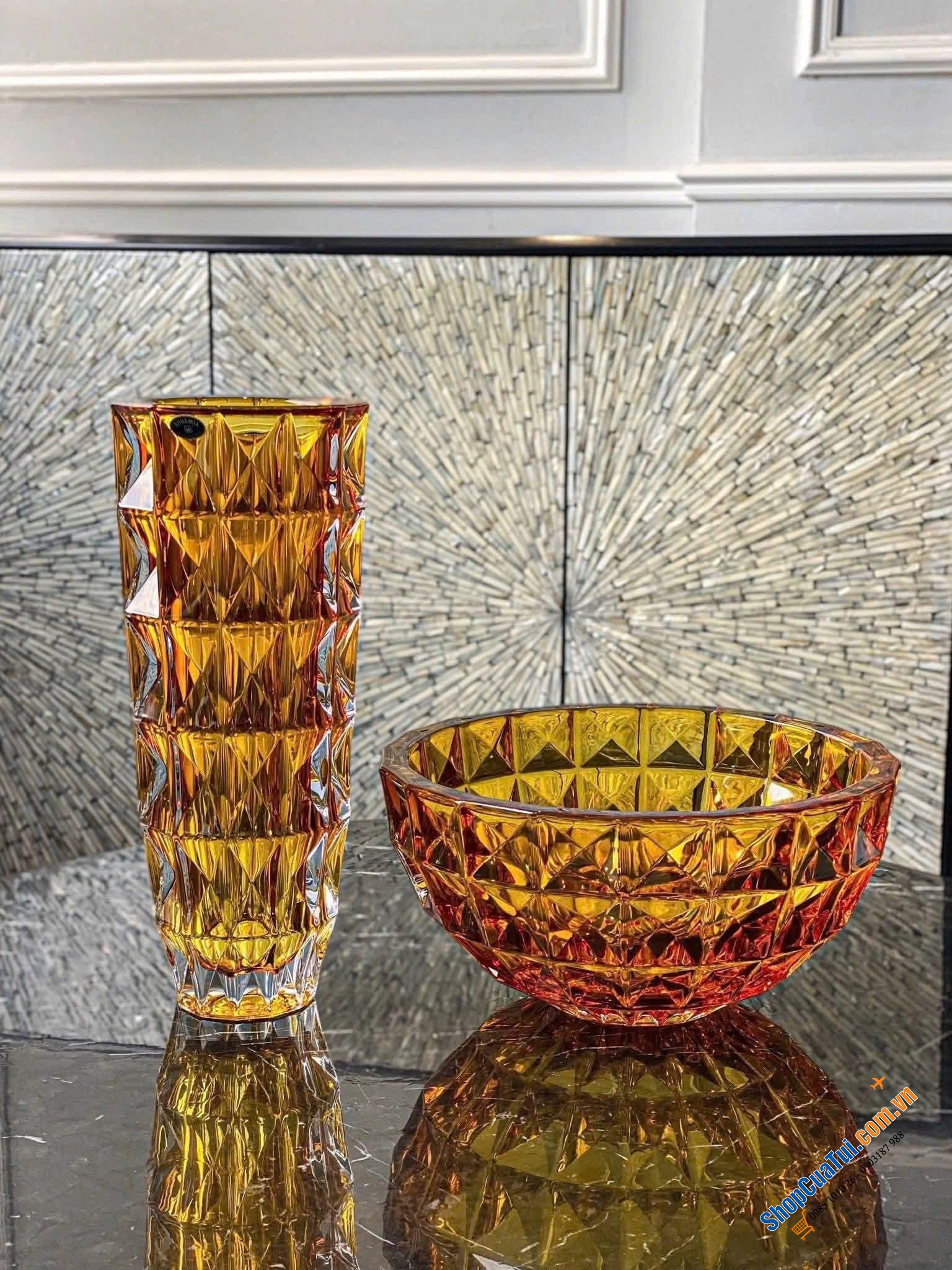 BÌNH HOA PHA LÊ BOHEMIA DIAMOND 33CM thiết kế tinh khiết và tươi sáng kết hợp với đường cắt tạo hình kim cương bắt sáng và vô cùng nổi bật, trang nhã