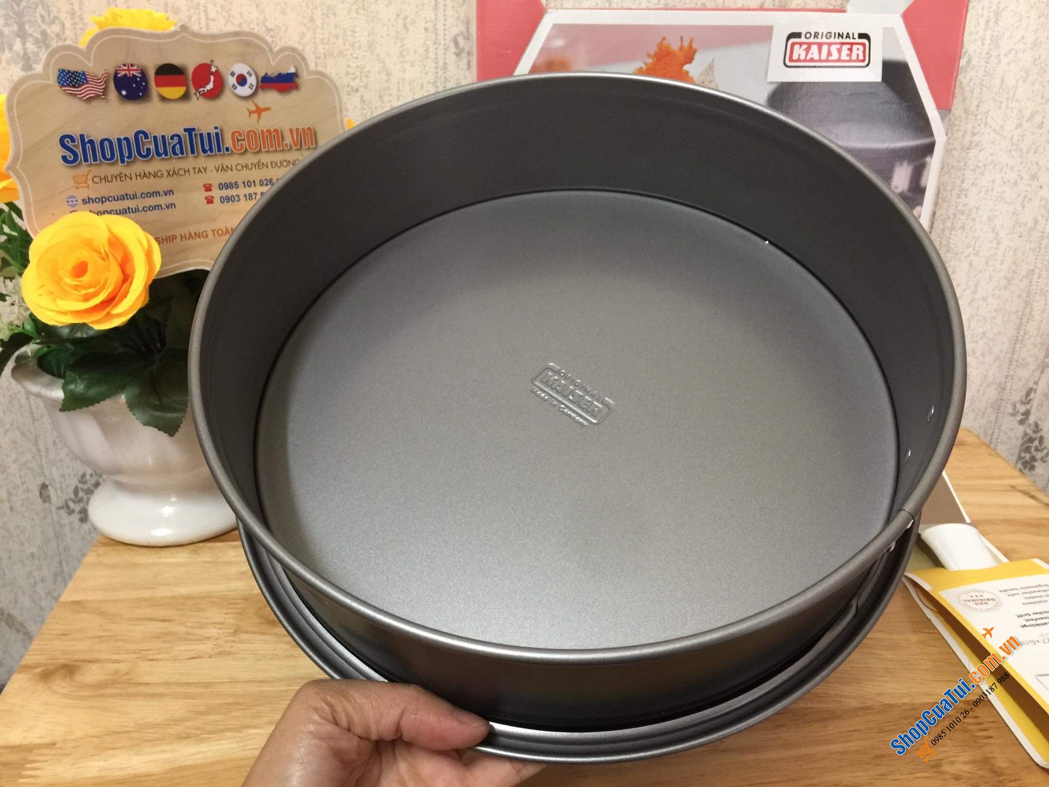 KHUÔN BÁNH CHỐNG DÍNH TRÒN 26 CM  ĐẾ RỜI KAISER - MADE IN GERMANY - TẶNG KÈM CÂY CHÀ KEM