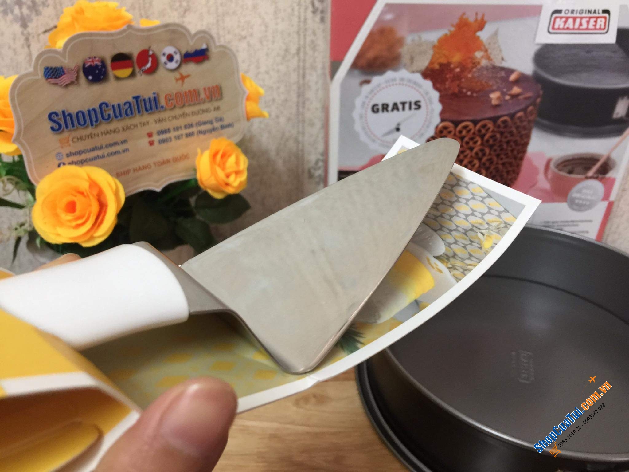 KHUÔN BÁNH CHỐNG DÍNH TRÒN 26 CM  ĐẾ RỜI KAISER - MADE IN GERMANY - TẶNG KÈM CÂY CHÀ KEM