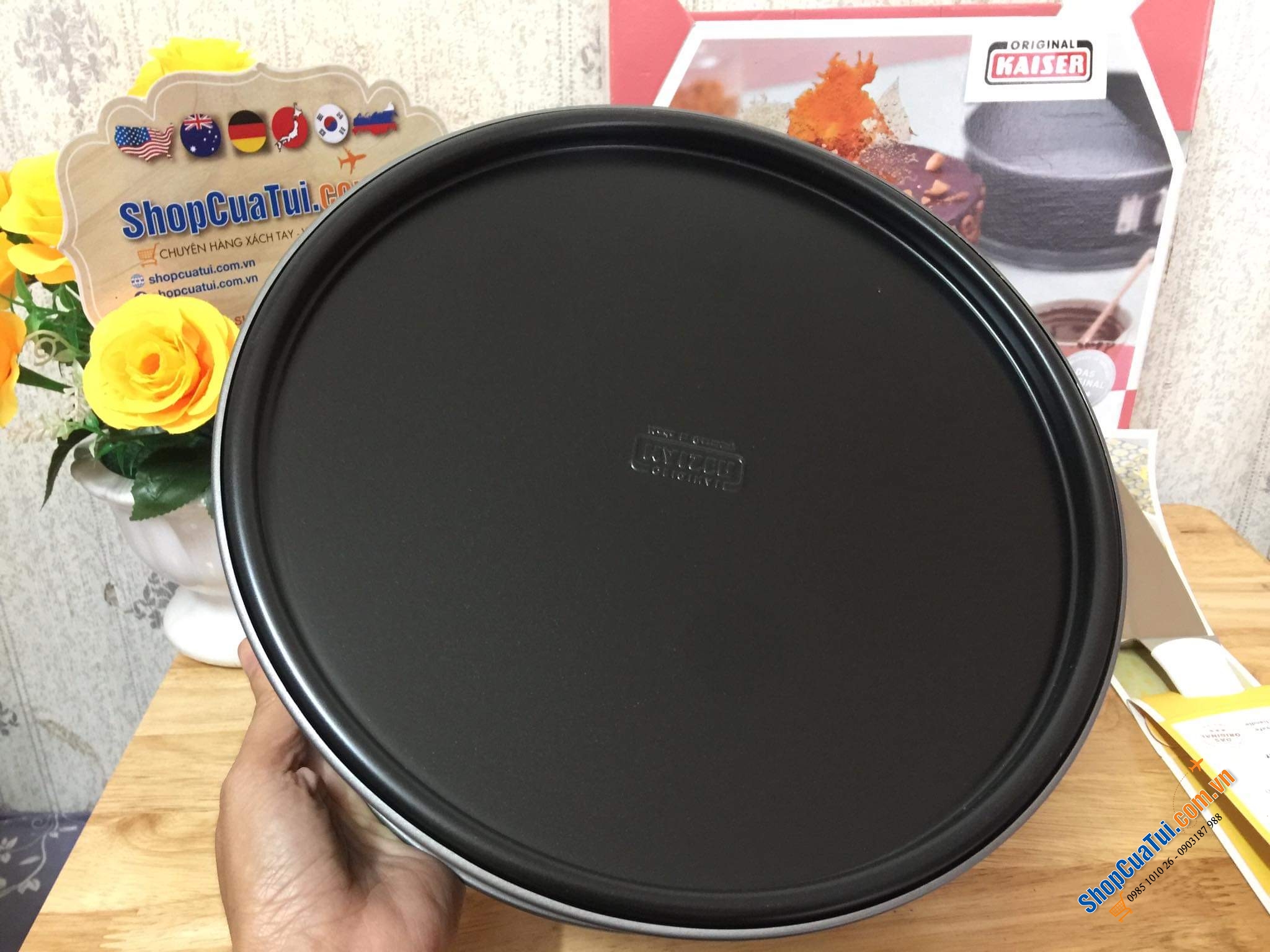 KHUÔN BÁNH CHỐNG DÍNH TRÒN 26 CM  ĐẾ RỜI KAISER - MADE IN GERMANY - TẶNG KÈM CÂY CHÀ KEM