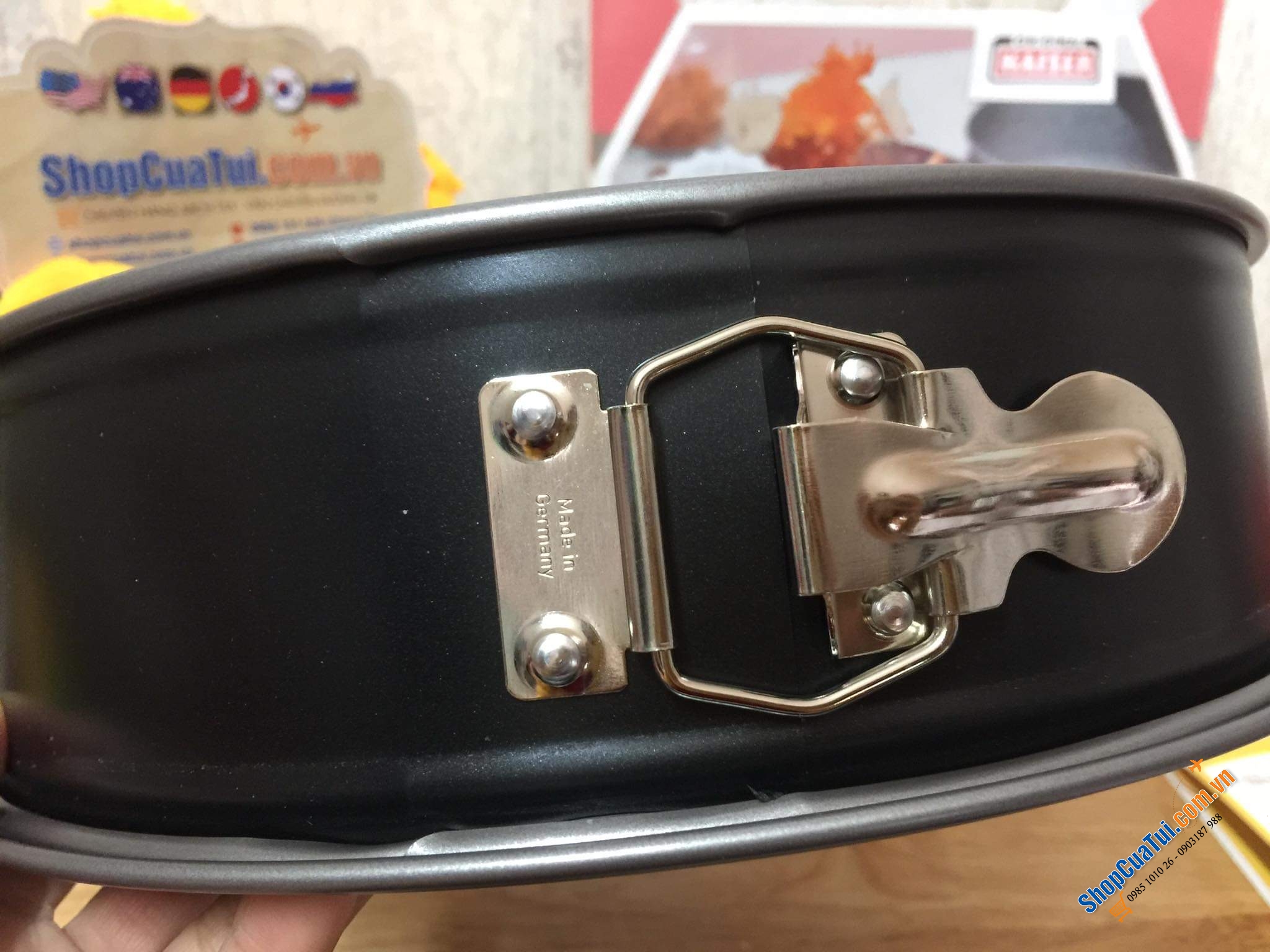 KHUÔN BÁNH CHỐNG DÍNH TRÒN 26 CM  ĐẾ RỜI KAISER - MADE IN GERMANY - TẶNG KÈM CÂY CHÀ KEM