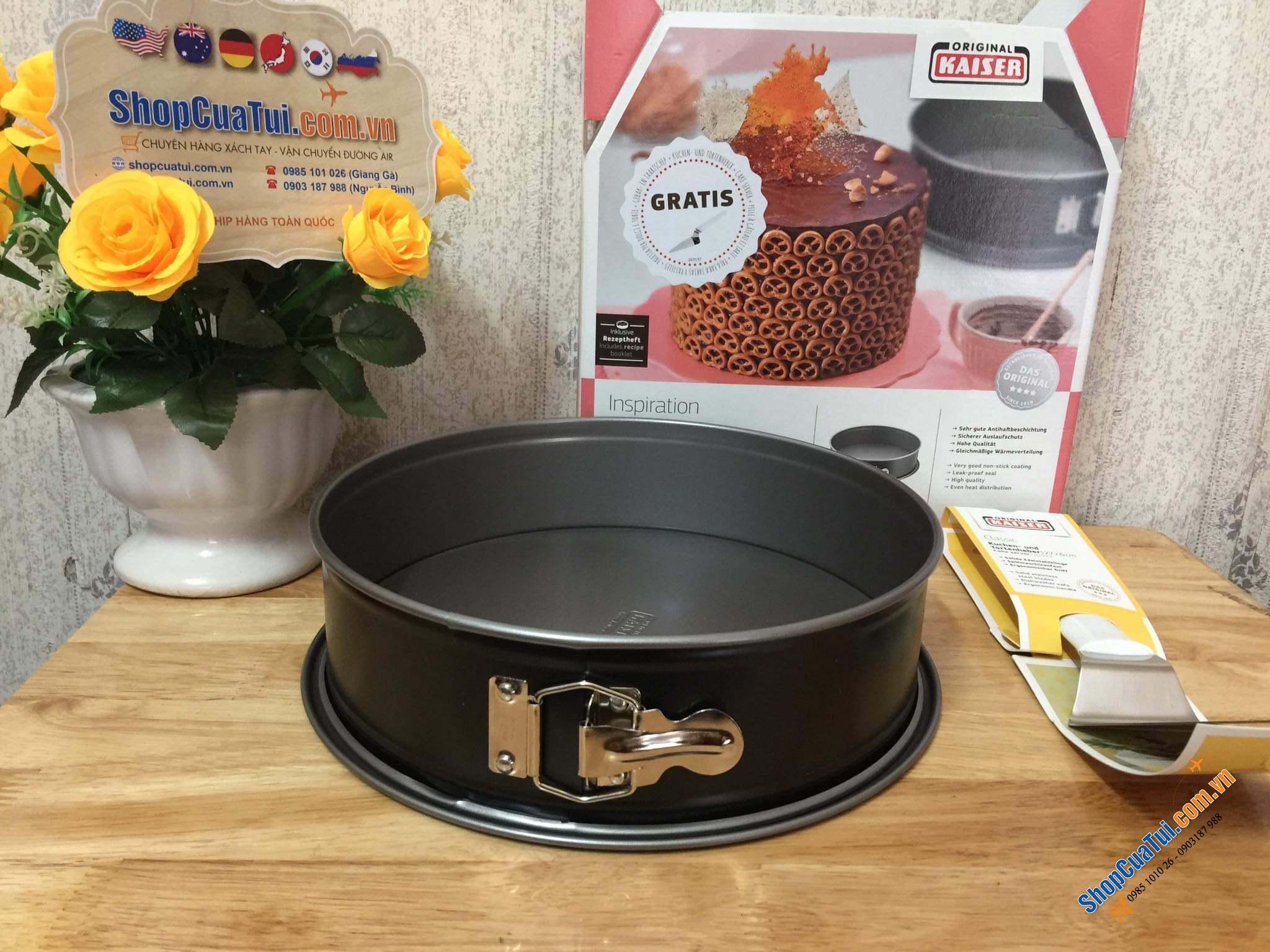 KHUÔN BÁNH CHỐNG DÍNH TRÒN 26 CM  ĐẾ RỜI KAISER - MADE IN GERMANY - TẶNG KÈM CÂY CHÀ KEM