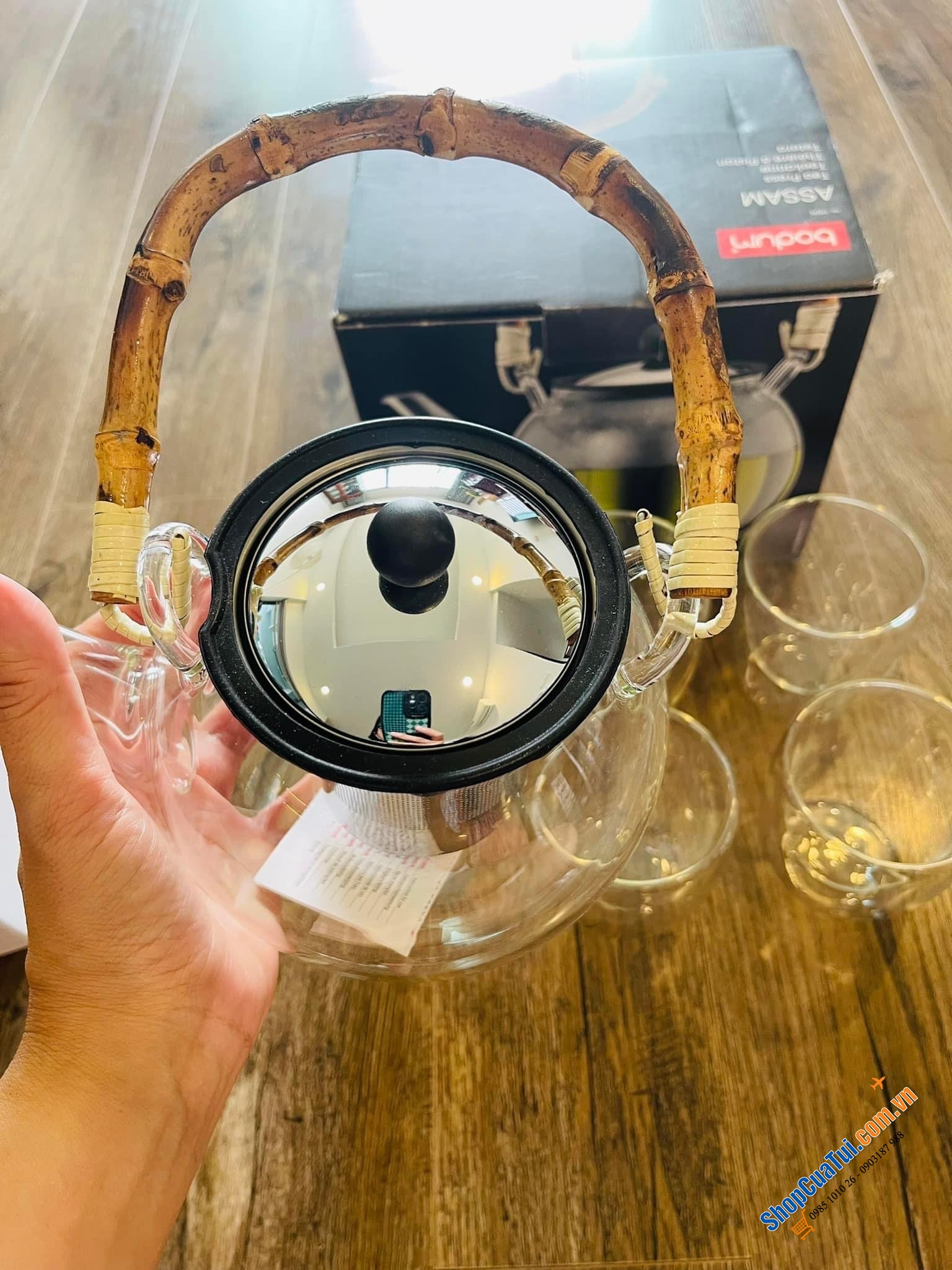 ẤM TRÀ BODUM DÒNG CAO CẤP CÓ LÕI LỌC DUNG TÍCH 1L từ thủy tinh borosilicat chịu nhiệt, tay cầm bằng tre tự nhiên