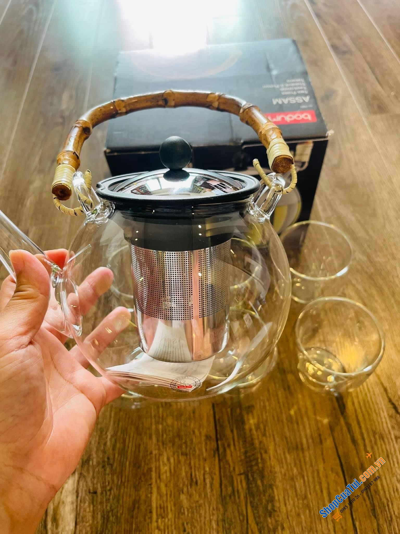 ẤM TRÀ BODUM DÒNG CAO CẤP CÓ LÕI LỌC DUNG TÍCH 1L từ thủy tinh borosilicat chịu nhiệt, tay cầm bằng tre tự nhiên