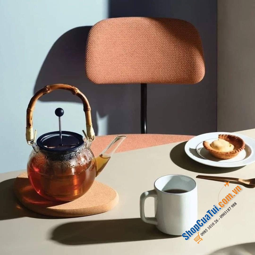 ẤM TRÀ BODUM DÒNG CAO CẤP CÓ LÕI LỌC DUNG TÍCH 1L từ thủy tinh borosilicat chịu nhiệt, tay cầm bằng tre tự nhiên