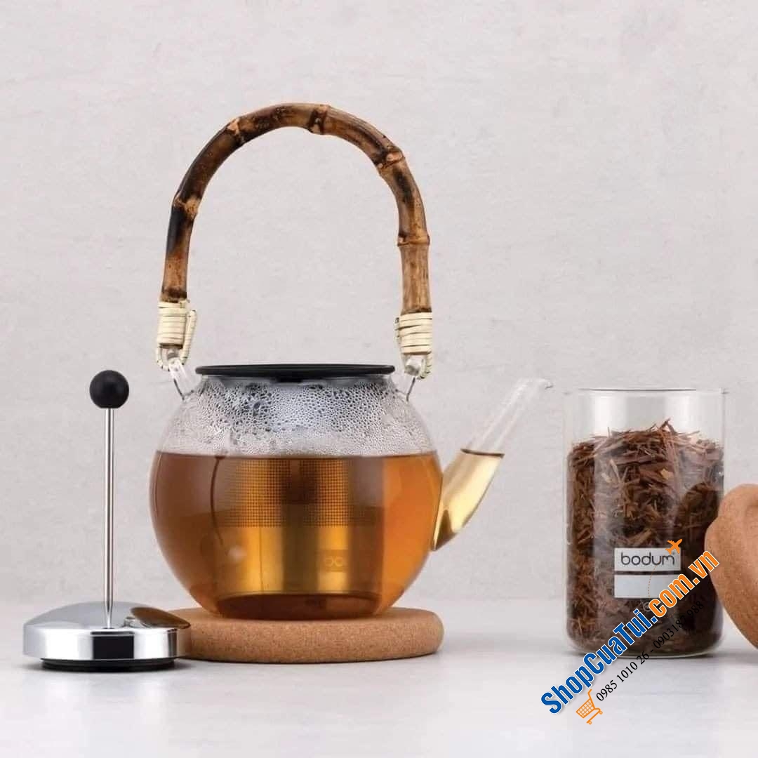 ẤM TRÀ BODUM DÒNG CAO CẤP CÓ LÕI LỌC DUNG TÍCH 1L từ thủy tinh borosilicat chịu nhiệt, tay cầm bằng tre tự nhiên
