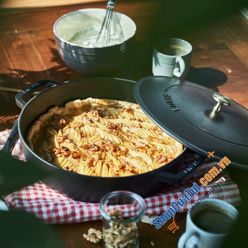 NỒI CHẢO GANG STAUB CHISTERA CHE 24CM - lý tưởng nấu các món ăn một nồi, từ nướng và hầm đến súp, risotto,... - màu xanh húng quế, xanh tím than