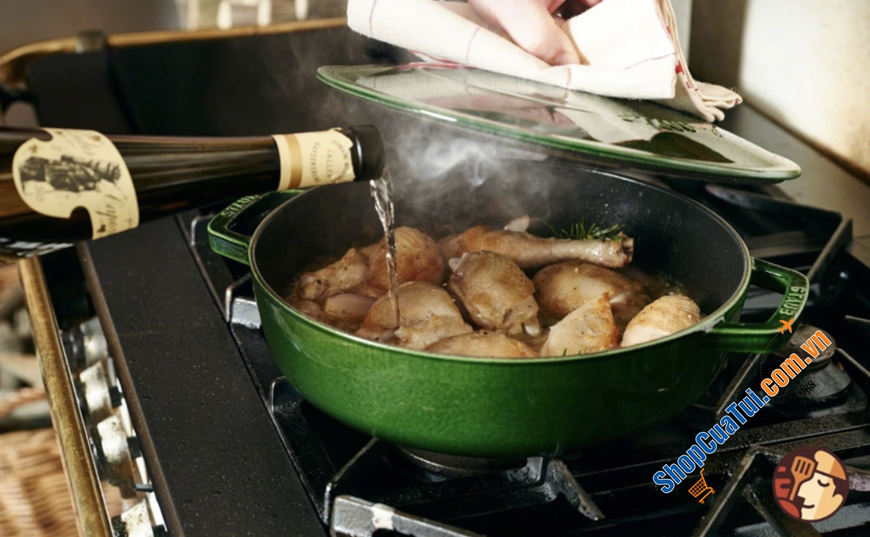 NỒI CHẢO GANG STAUB CHISTERA CHE 24CM - lý tưởng nấu các món ăn một nồi, từ nướng và hầm đến súp, risotto,... - màu xanh húng quế, xanh tím than