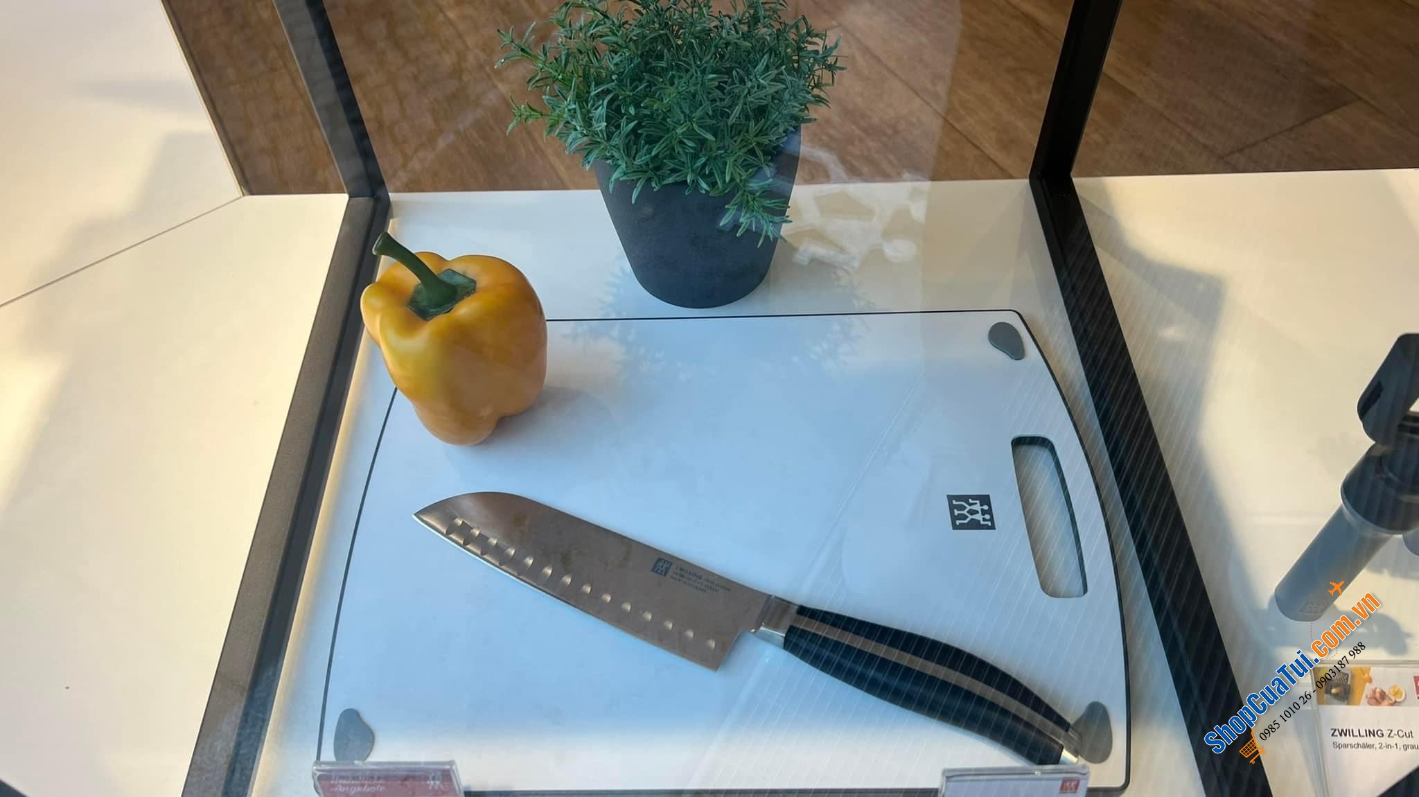 Thớt kháng khuẩn cao cấp Zwilling - Đức.  Size 370x270x10 mm. Trọng lượng 900g.