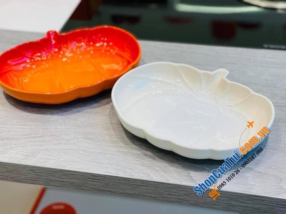 SET 2 ĐĨA BÍ NGÔ LE CREUSET MẦU TRẮNG VÀ CAM size nhỏ 13 x 10,4 x 3,5cm