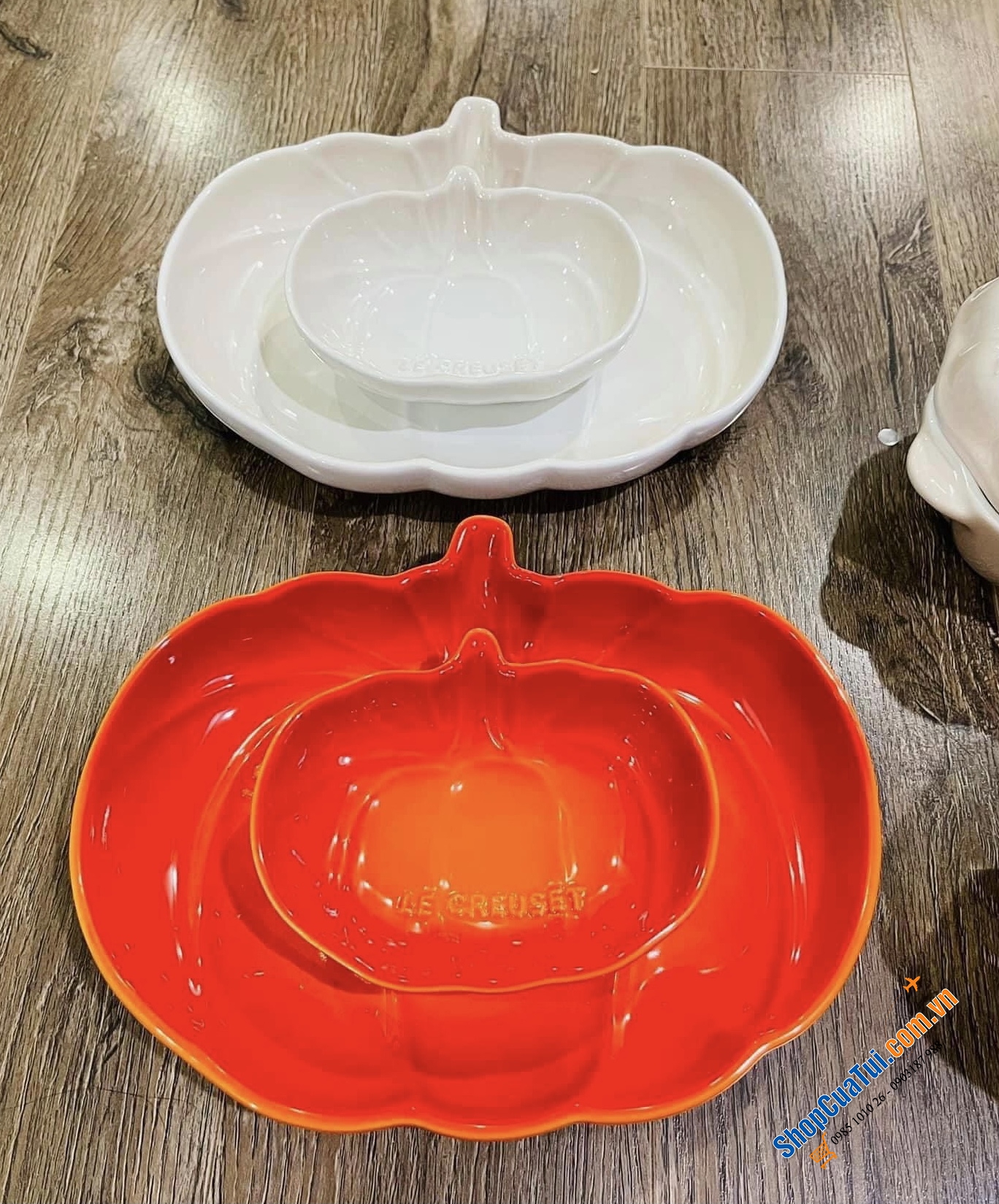SET 2 ĐĨA BÍ NGÔ LE CREUSET MẦU TRẮNG VÀ CAM size nhỏ 13 x 10,4 x 3,5cm