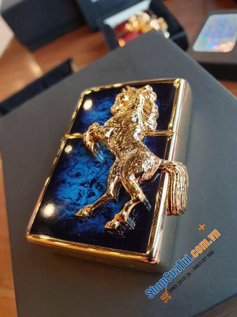 Bật lửa Zippo ngựa vàng mã đáo thành công - chú ngựa mạ vàng khắc nổi đầy tinh xảo kết hợp với màu nền men xanh hoặc đỏ nổi bật