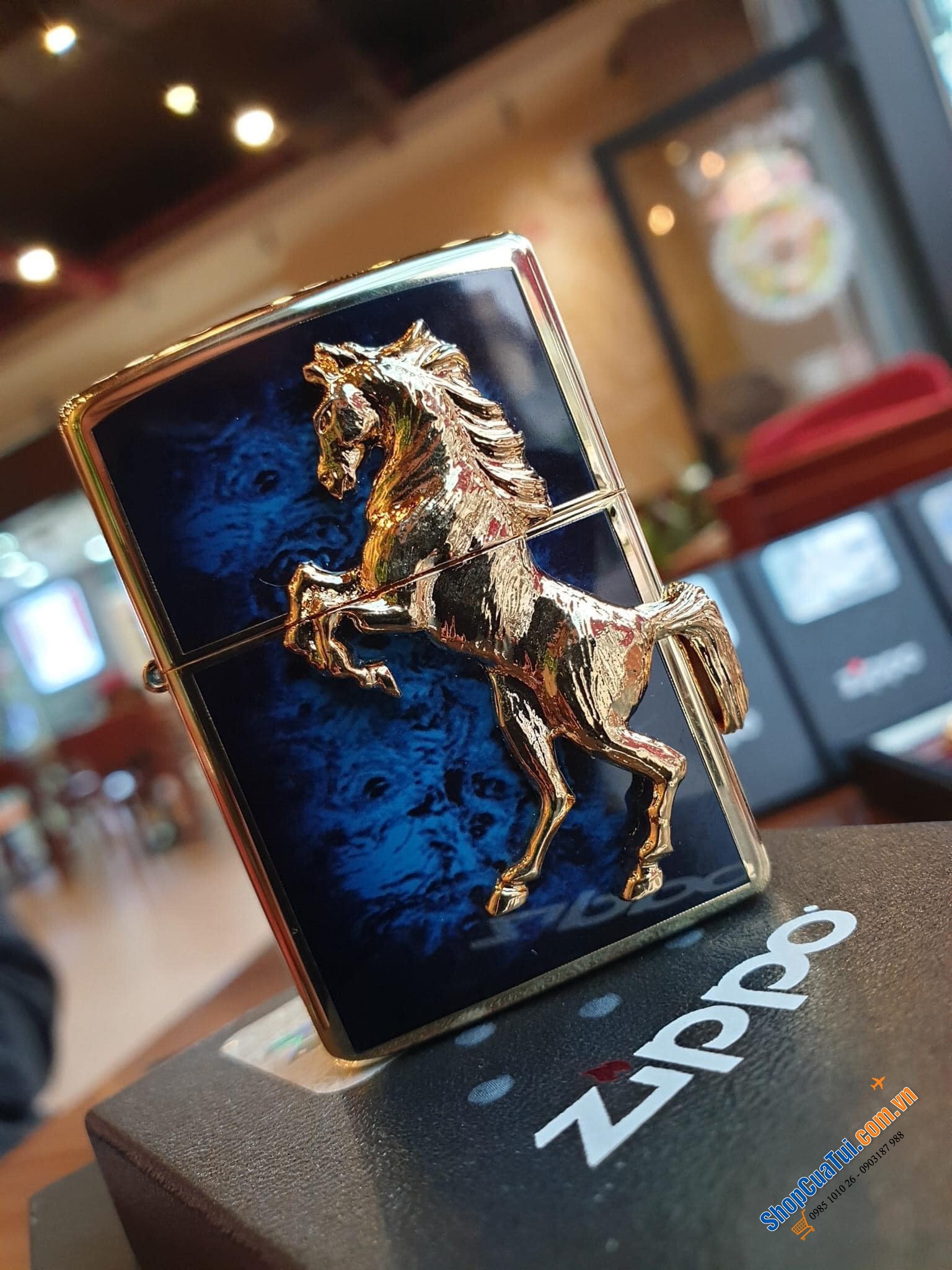 Bật lửa Zippo ngựa vàng mã đáo thành công - chú ngựa mạ vàng khắc nổi đầy tinh xảo kết hợp với màu nền men xanh hoặc đỏ nổi bật