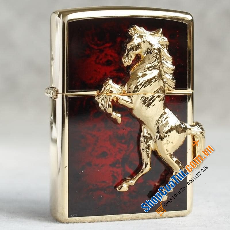 Bật lửa Zippo ngựa vàng mã đáo thành công - chú ngựa mạ vàng khắc nổi đầy tinh xảo kết hợp với màu nền men xanh hoặc đỏ nổi bật