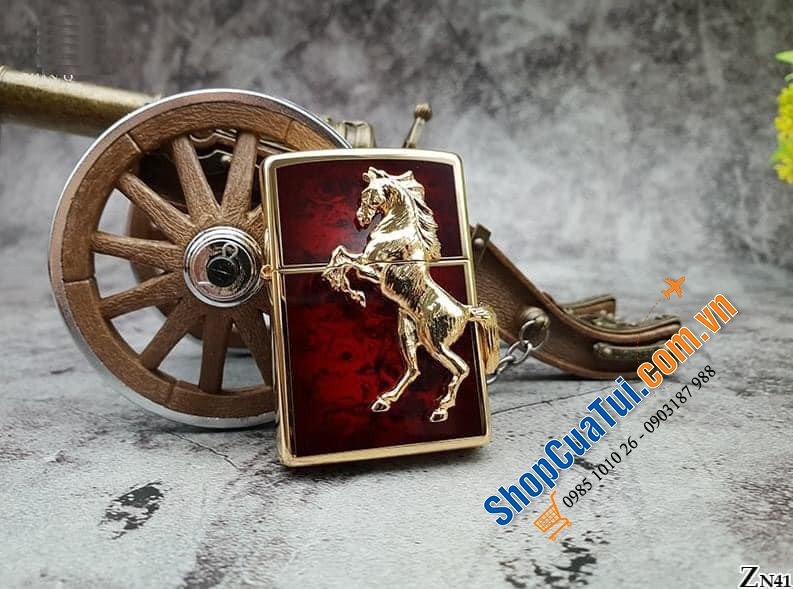Bật lửa Zippo ngựa vàng mã đáo thành công - chú ngựa mạ vàng khắc nổi đầy tinh xảo kết hợp với màu nền men xanh hoặc đỏ nổi bật