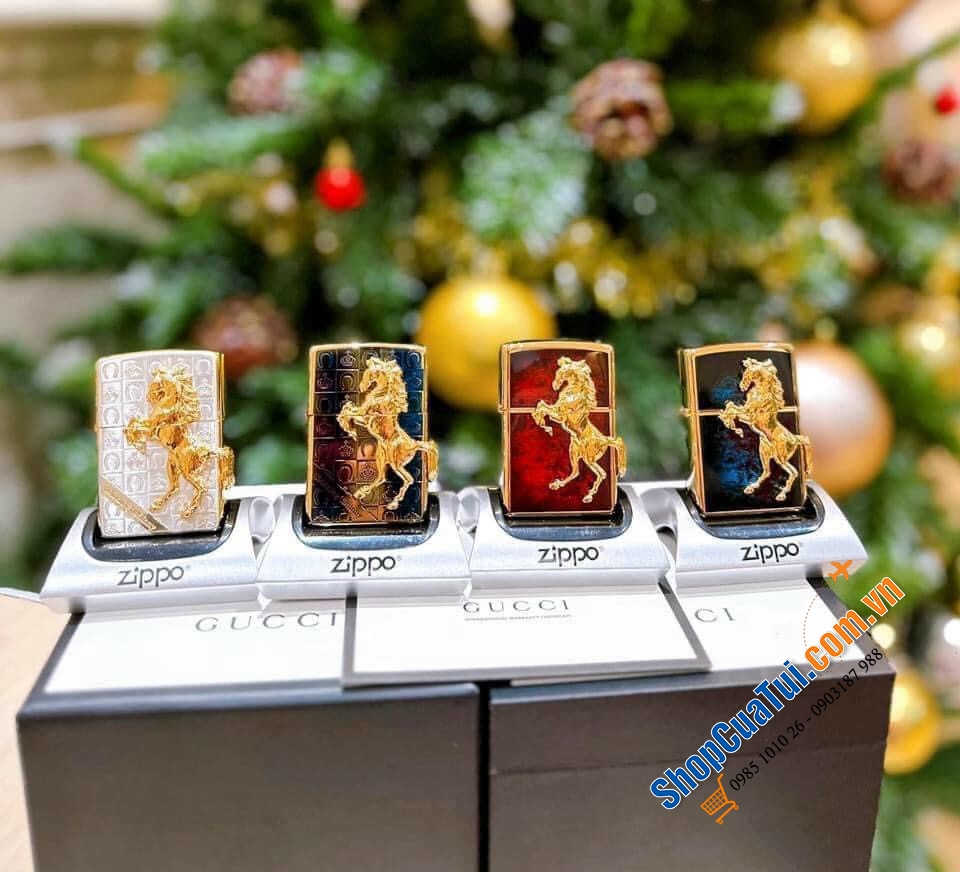 Bật lửa Zippo ngựa vàng mã đáo thành công - chú ngựa mạ vàng khắc nổi đầy tinh xảo kết hợp với màu nền men xanh hoặc đỏ nổi bật