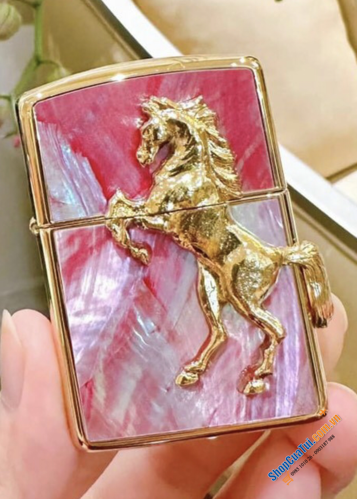 Bật lửa Zippo ngựa vàng mã đáo thành công - chú ngựa mạ vàng khắc nổi đầy tinh xảo kết hợp với màu nền men xanh hoặc đỏ nổi bật