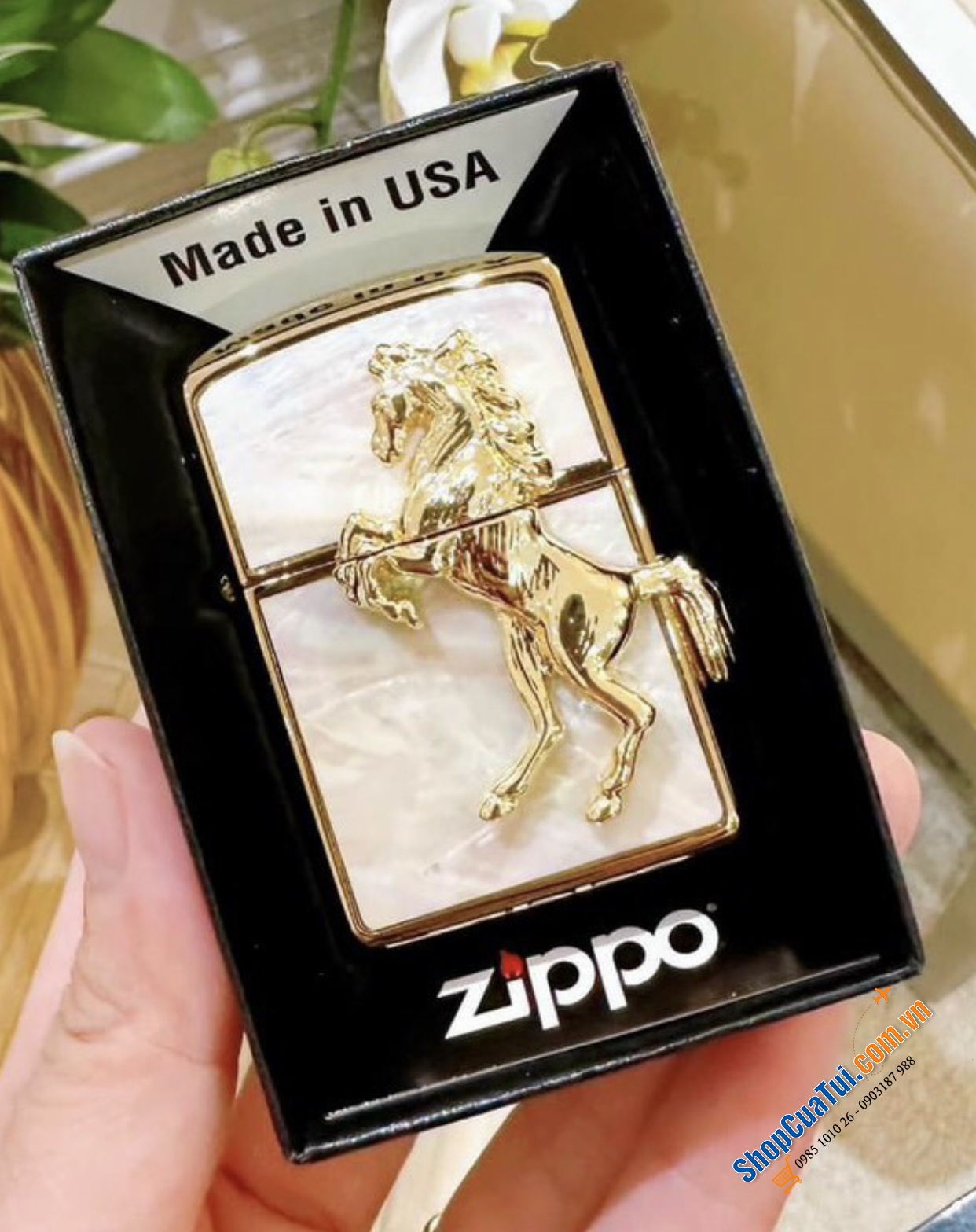 Bật lửa Zippo ngựa vàng mã đáo thành công - chú ngựa mạ vàng khắc nổi đầy tinh xảo kết hợp với màu nền men xanh hoặc đỏ nổi bật