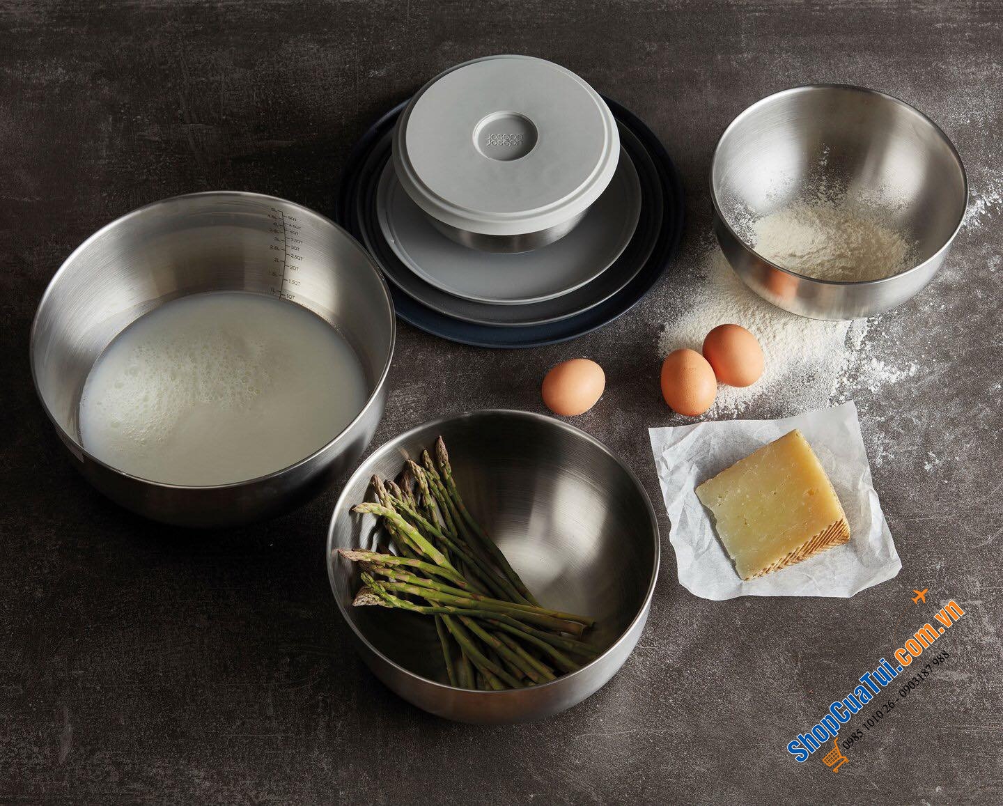 Sét 4 âu inox Joseph Joseph 95025 Prep&Store Bowl Set Steel, có nắp đậy riêng, dễ dàng chế biến thức ăn rồi cất gọn