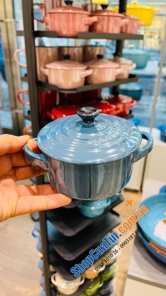 SET 3 NỒI GỐM MINI LE CREUSET NHŨ METALLICS 10cm KÈM KHAY STAUB GỖ TRE.