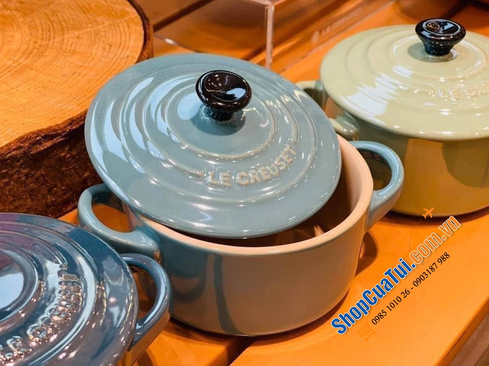 SET 3 NỒI GỐM MINI LE CREUSET NHŨ METALLICS 10cm KÈM KHAY STAUB GỖ TRE.