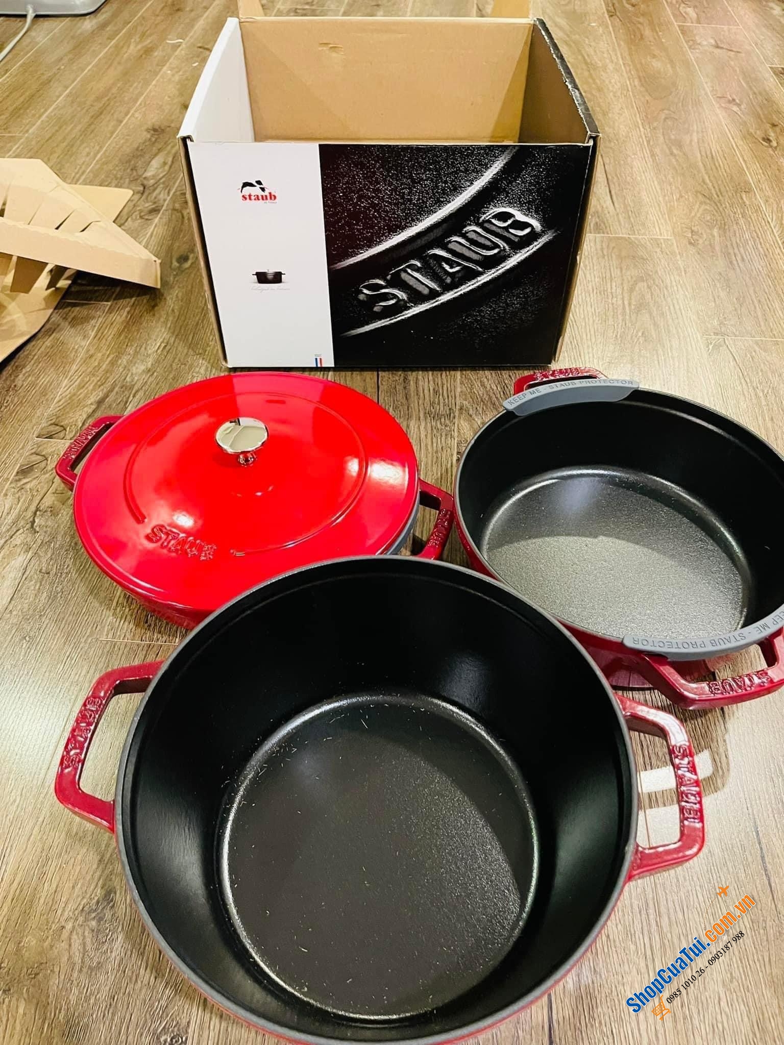 Set 3 nồi chảo gang Staub tròn, gồm 1 chảo thường 24cm dung tích 1.9l; 1 nồi chảo 24cm dung tích 2.9l và 1 nồi 24cm dung tích 4l