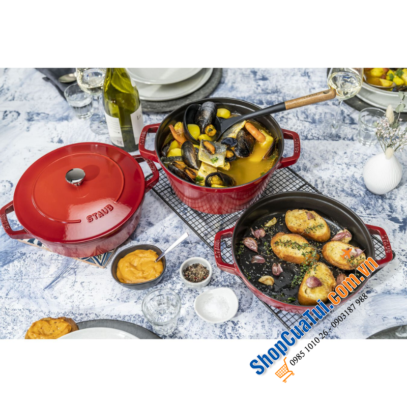 Set 3 nồi chảo gang Staub tròn, gồm 1 chảo thường 24cm dung tích 1.9l; 1 nồi chảo 24cm dung tích 2.9l và 1 nồi 24cm dung tích 4l