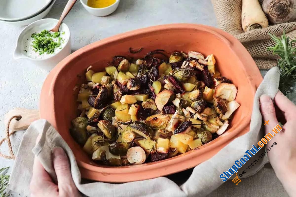 NỒI NƯỚNG GỐM ĐỨC MADE IN GERMANY RÖMERTOPF JUBILÄUM - Hoạ tiết La Mã - Kích thước 34 x 19 x 25 cm. (3,5 Lít)