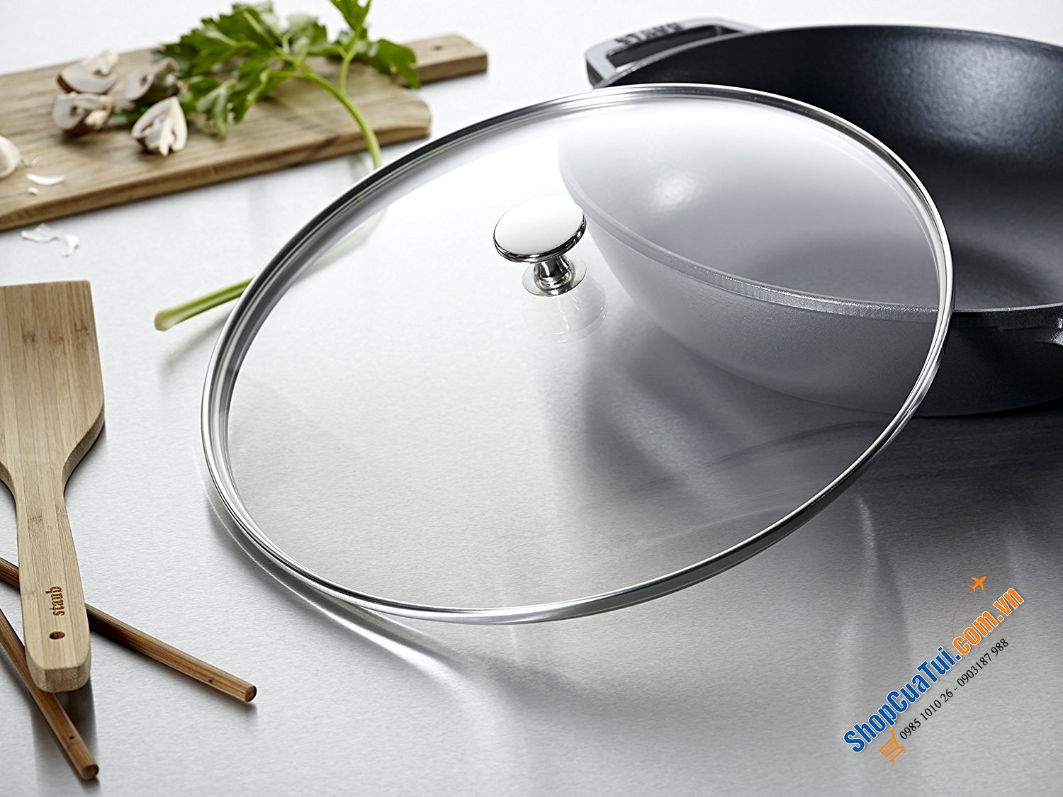 CHẢO GANG XÀO RÁN STAUB 30 CM KÈM VỈ RÁO DẦU, CÓ VUNG KÍNH, MÀU XÁM - Made in France - staub cast iron wok, grey, 30 cm