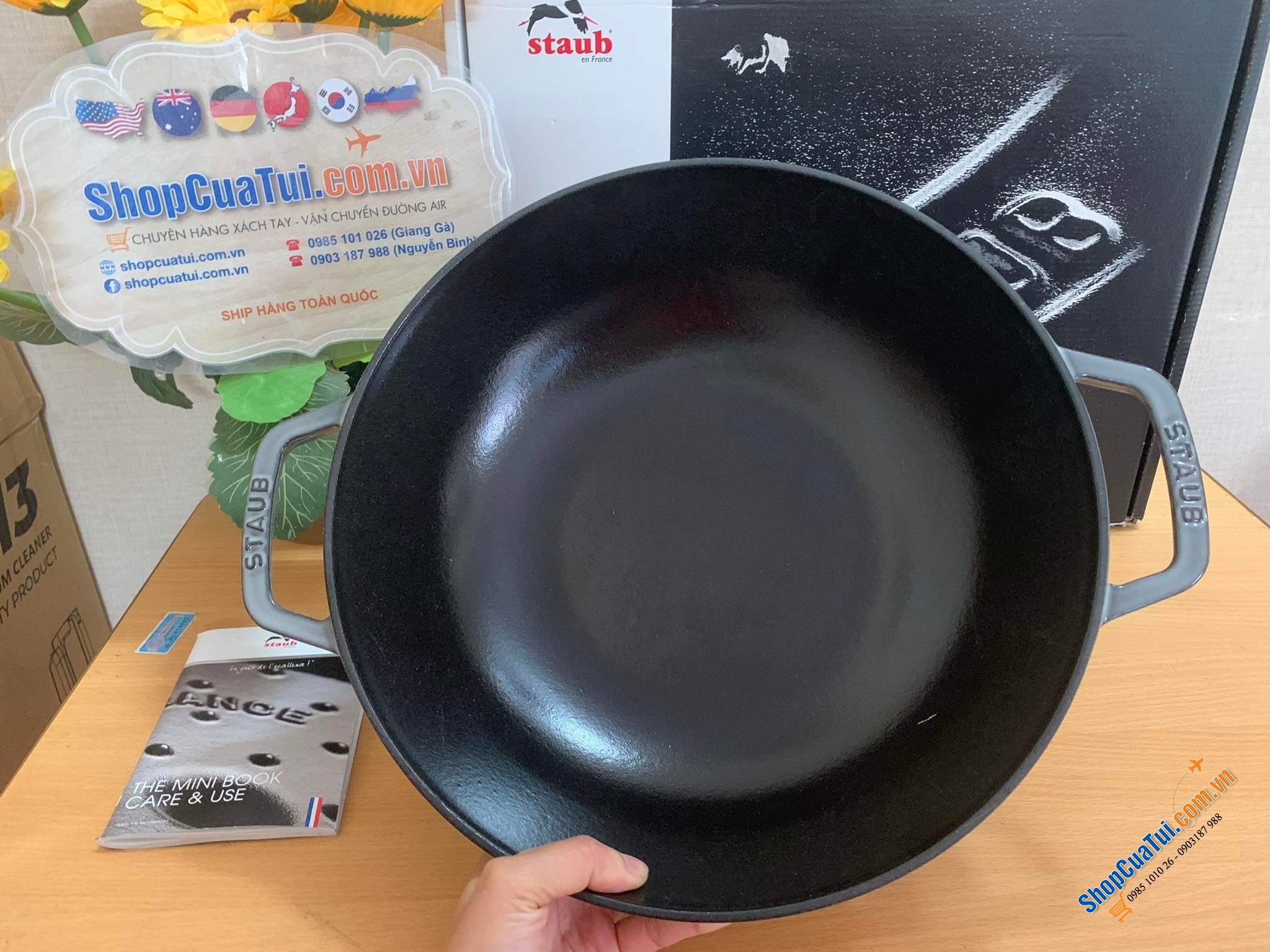 CHẢO GANG XÀO RÁN STAUB 30 CM KÈM VỈ RÁO DẦU, CÓ VUNG KÍNH, MÀU XÁM - Made in France - staub cast iron wok, grey, 30 cm