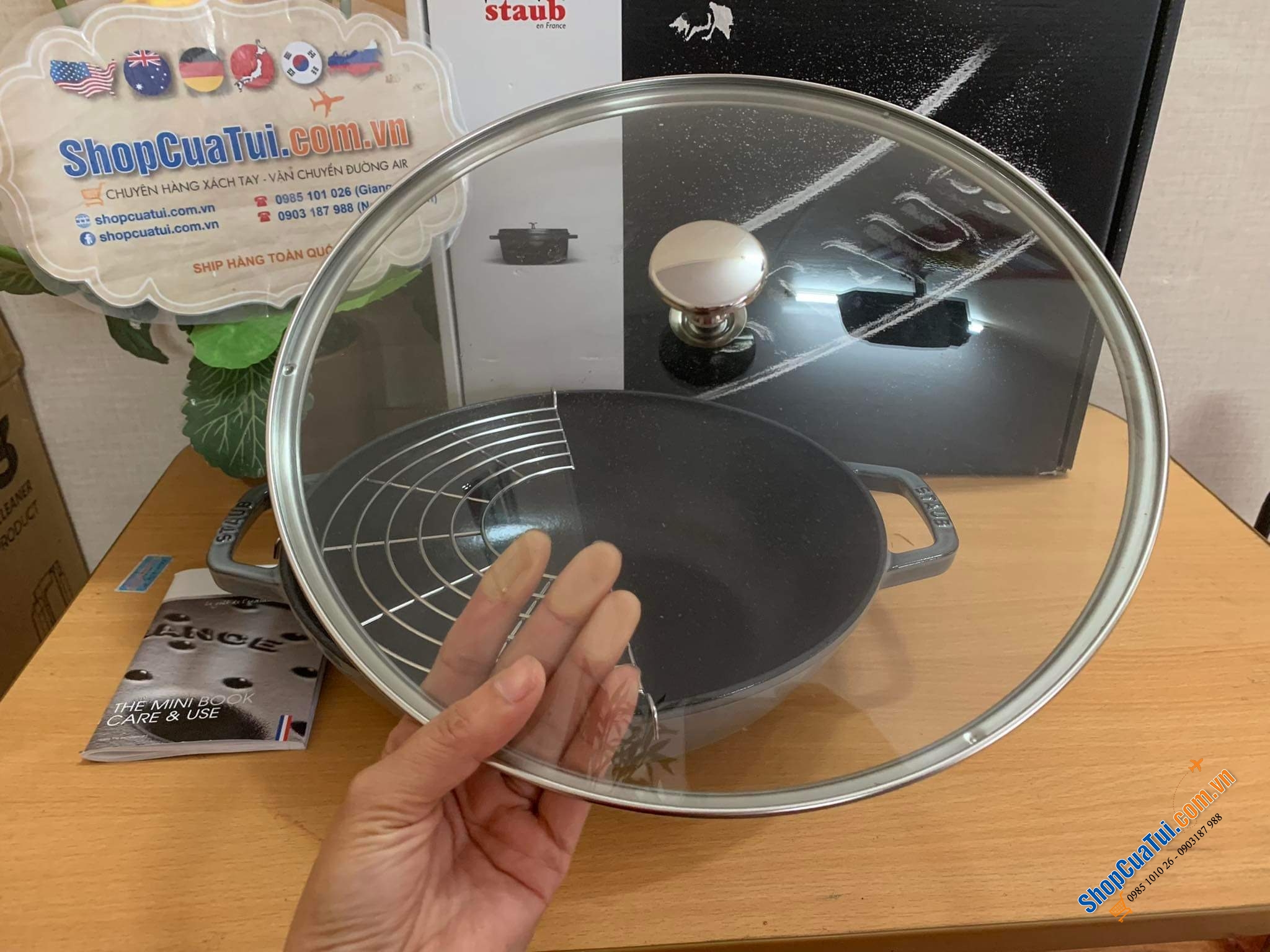 CHẢO GANG XÀO RÁN STAUB 30 CM KÈM VỈ RÁO DẦU, CÓ VUNG KÍNH, MÀU XÁM - Made in France - staub cast iron wok, grey, 30 cm