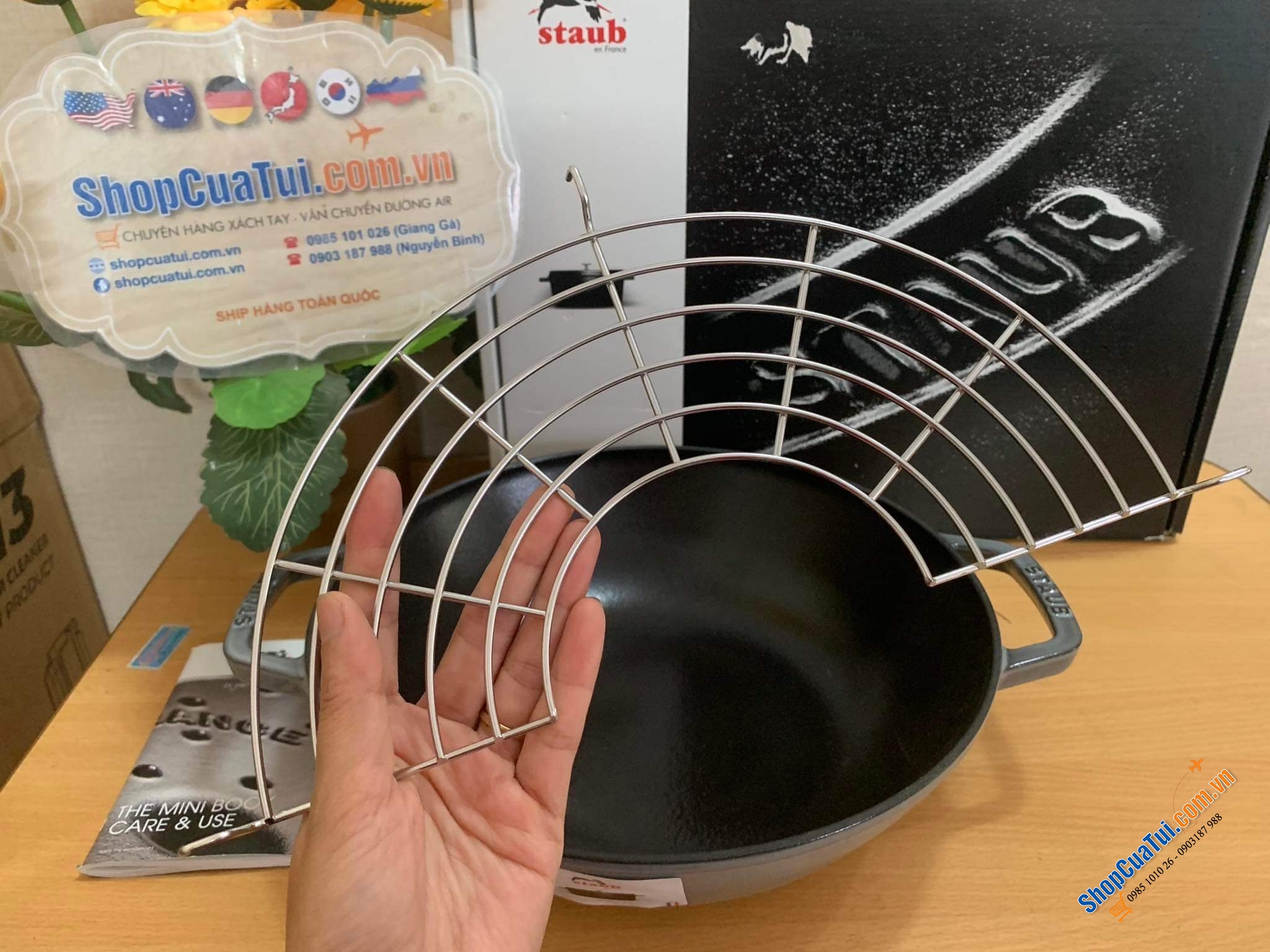 CHẢO GANG XÀO RÁN STAUB 30 CM KÈM VỈ RÁO DẦU, CÓ VUNG KÍNH, MÀU XÁM - Made in France - staub cast iron wok, grey, 30 cm