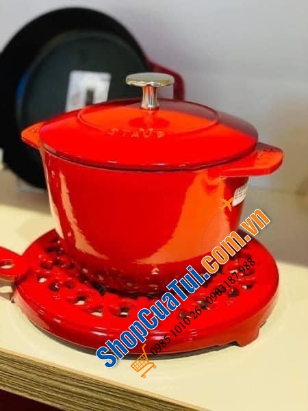 LÓT NỒI GANG STAUB - MÀU ĐỎ CHERRY.